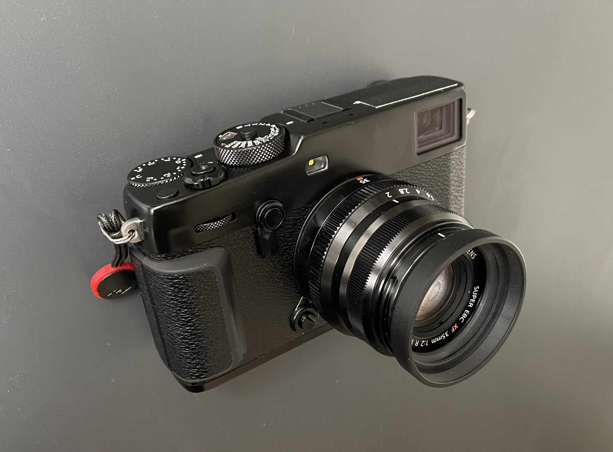A câmera Fujifilm X-Pro3 com uma lente estendida.