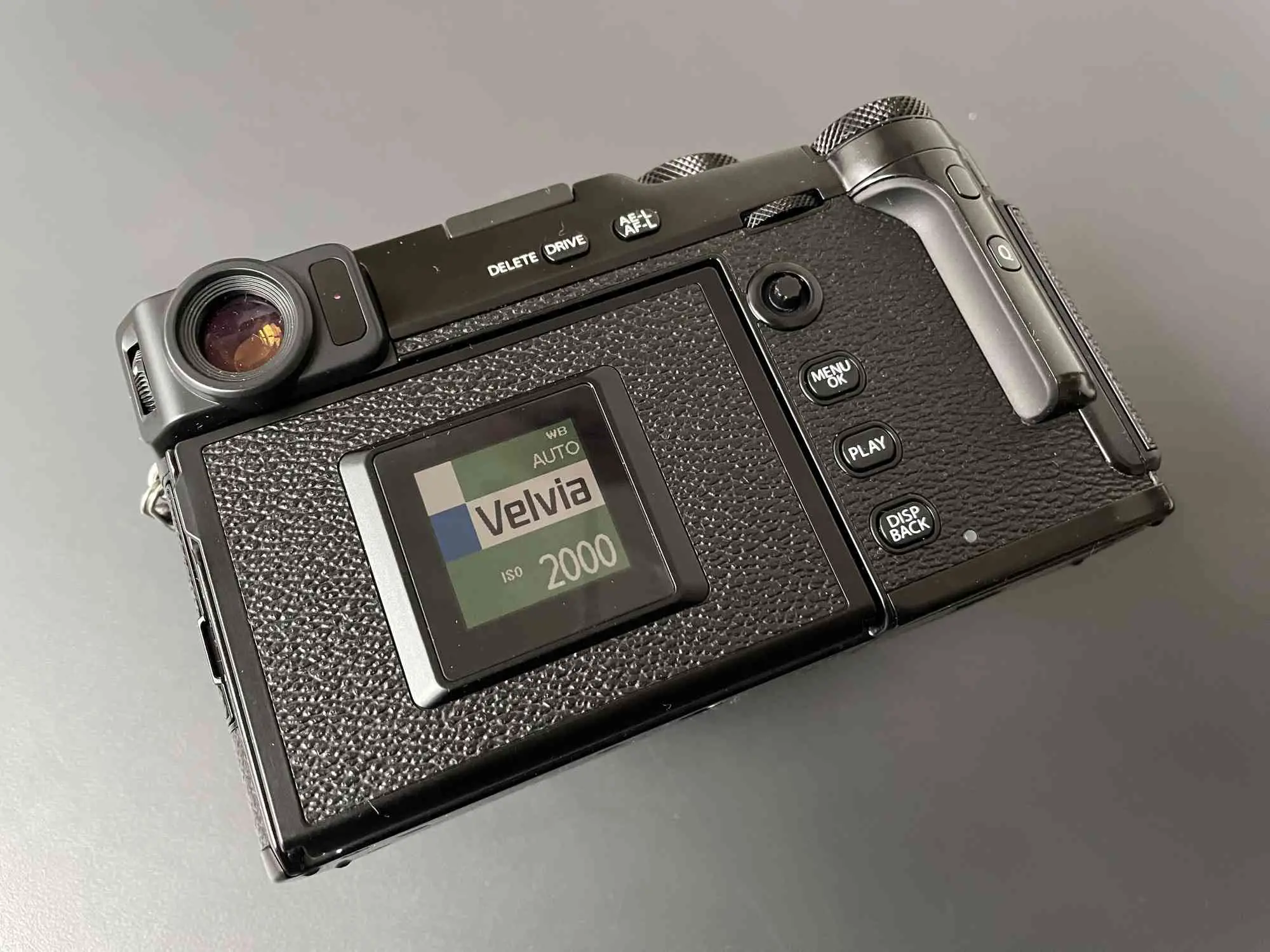 Vista traseira da câmera digital Fujifilm X-Pro3.