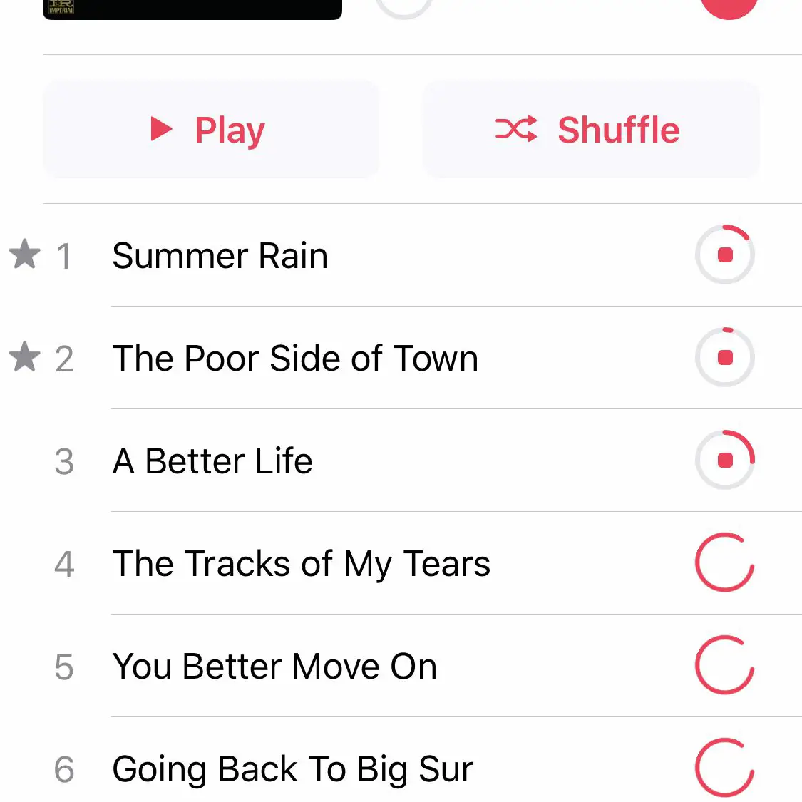 Uma captura de tela de músicas baixando no Apple Music no iPhone