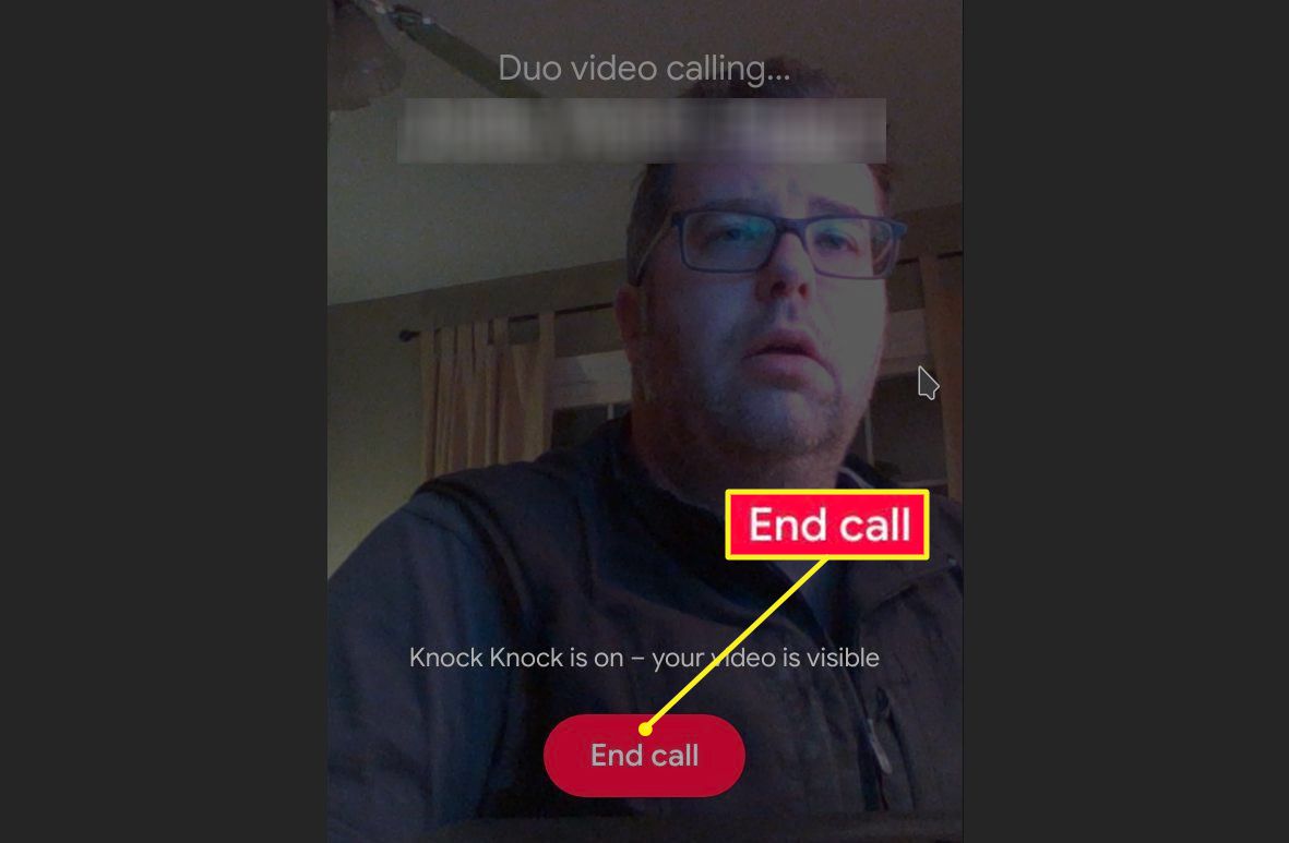O botão Encerrar chamada que desliga uma chamada do Duo