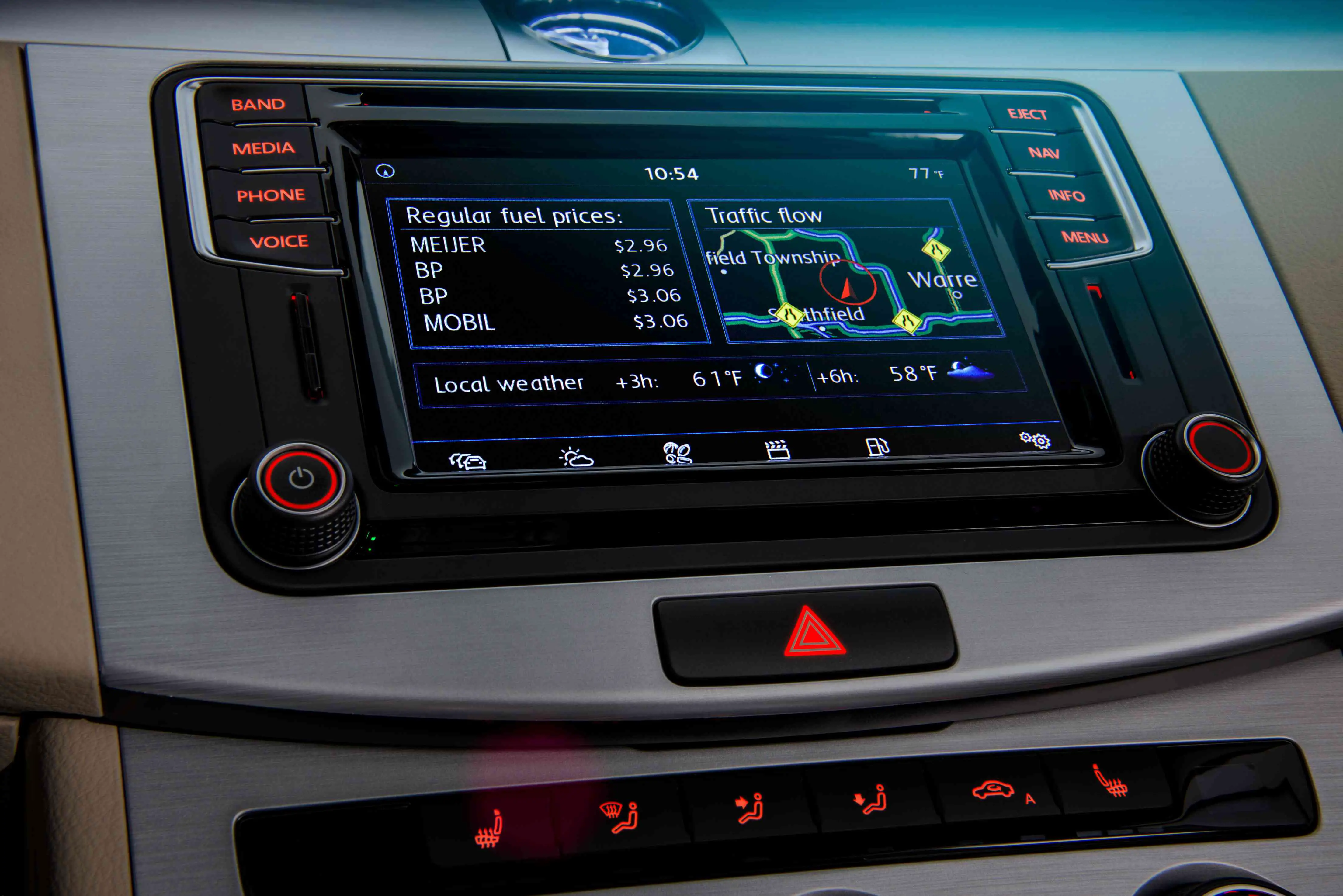 Volkswagen Travel Link com rádio Sirius integrado.