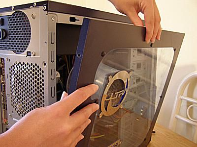 Foto de alguém removendo o painel lateral de um gabinete de computador