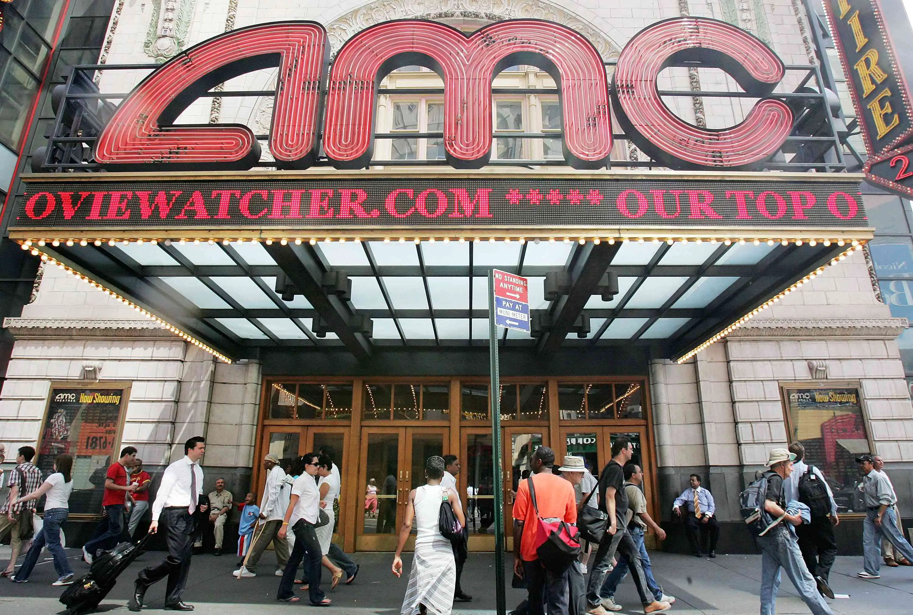 Pedestres passam por um cinema AMC na Times Square