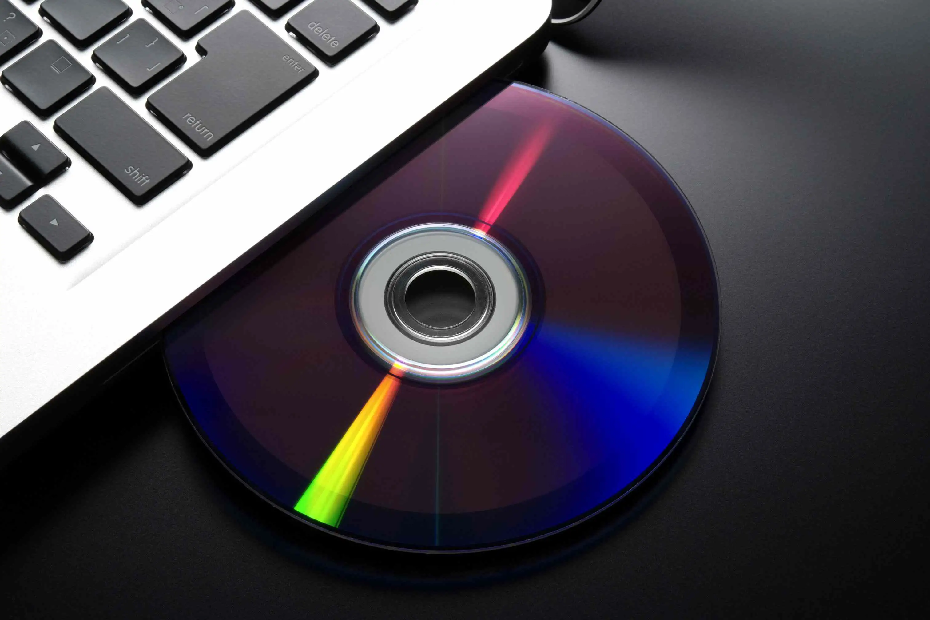 DVD inserido em uma unidade de disco óptico de laptop