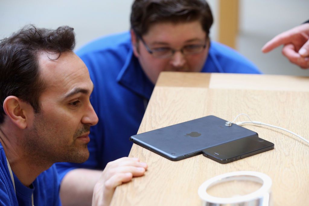 Os funcionários da Apple comparam a espessura de um iPhone com um novo 'iPad mini'
