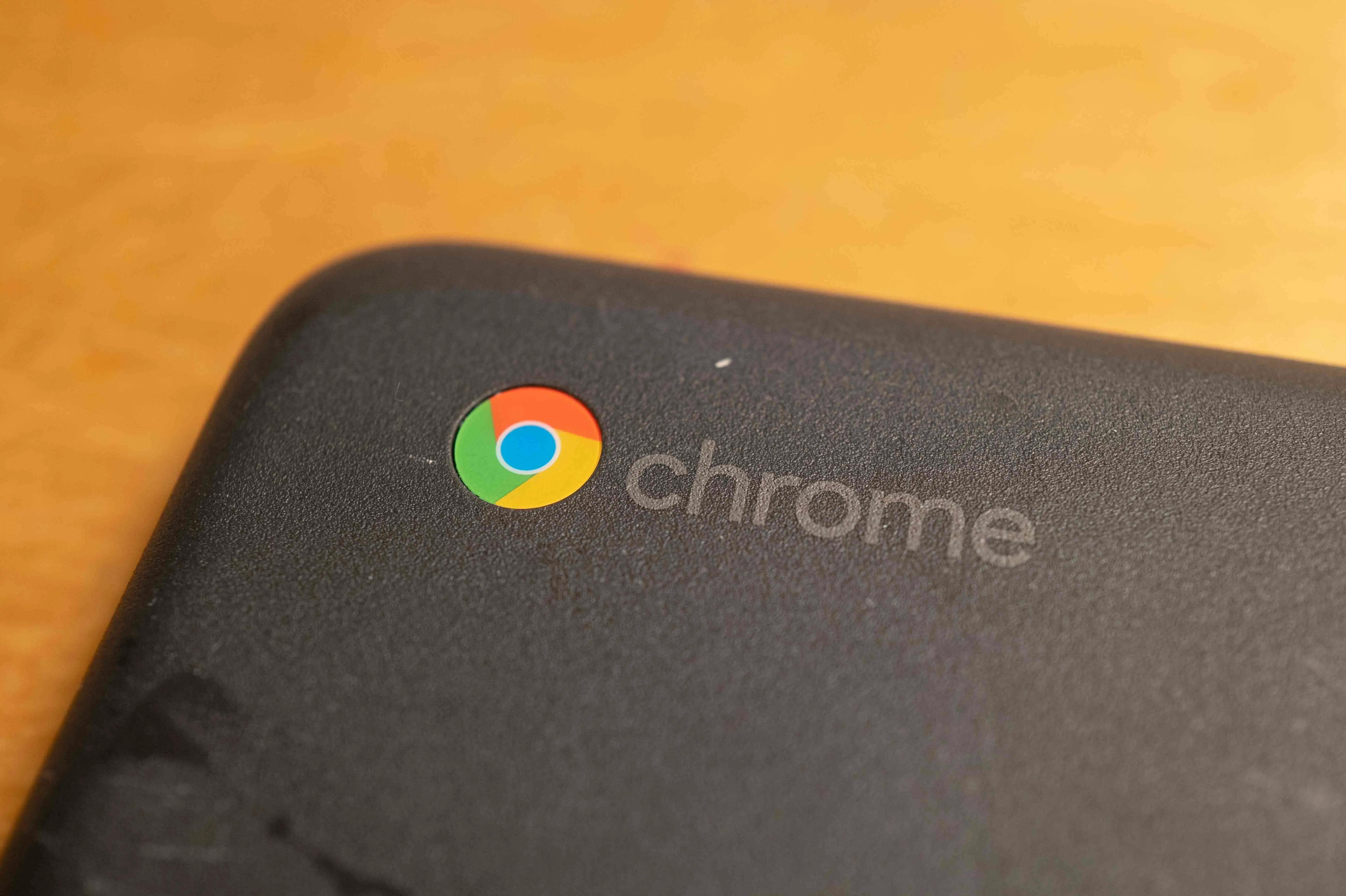 O logotipo do Chrome em um Google Chromebook