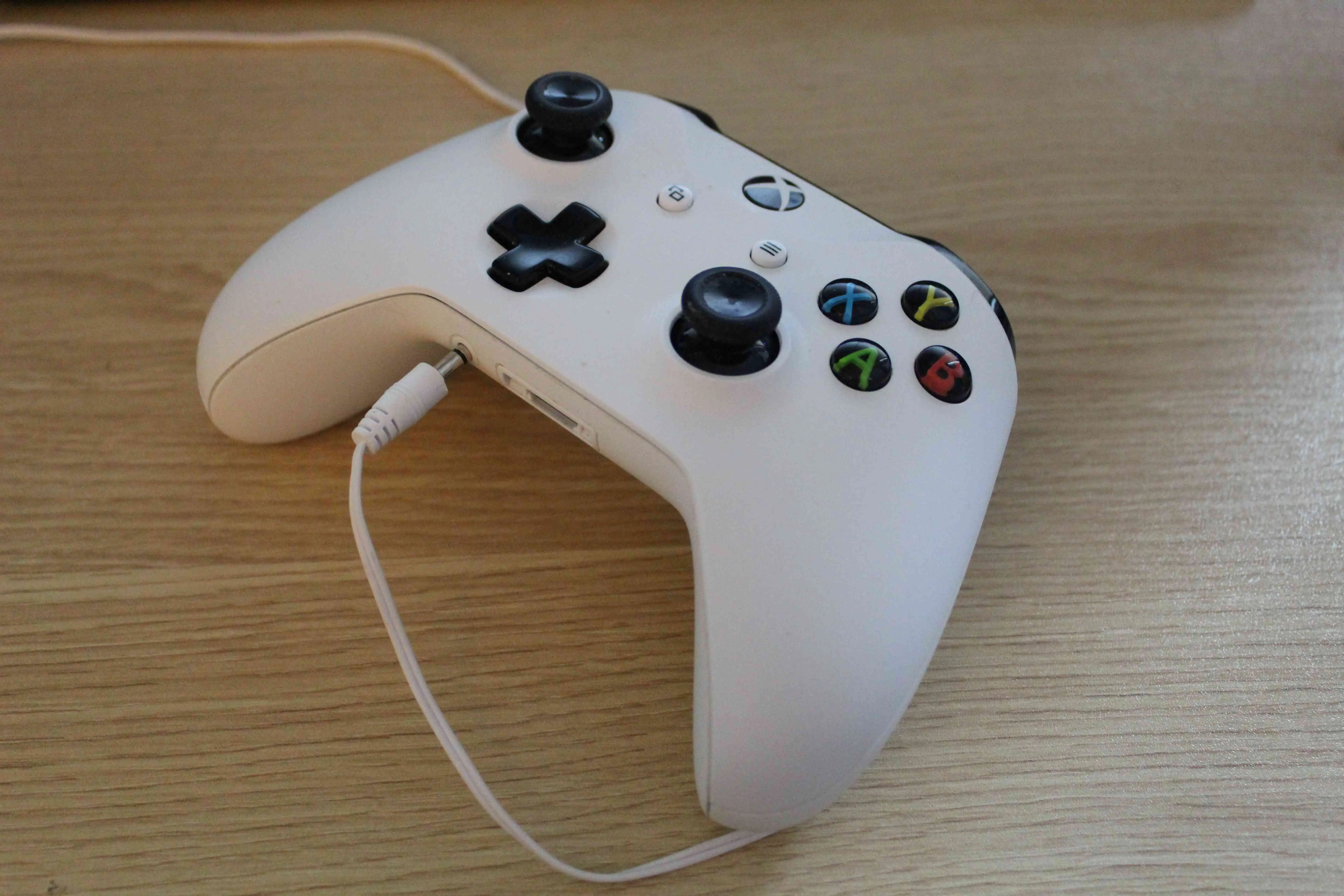 Um controlador do Xbox One com um fone de ouvido que não está funcionando.