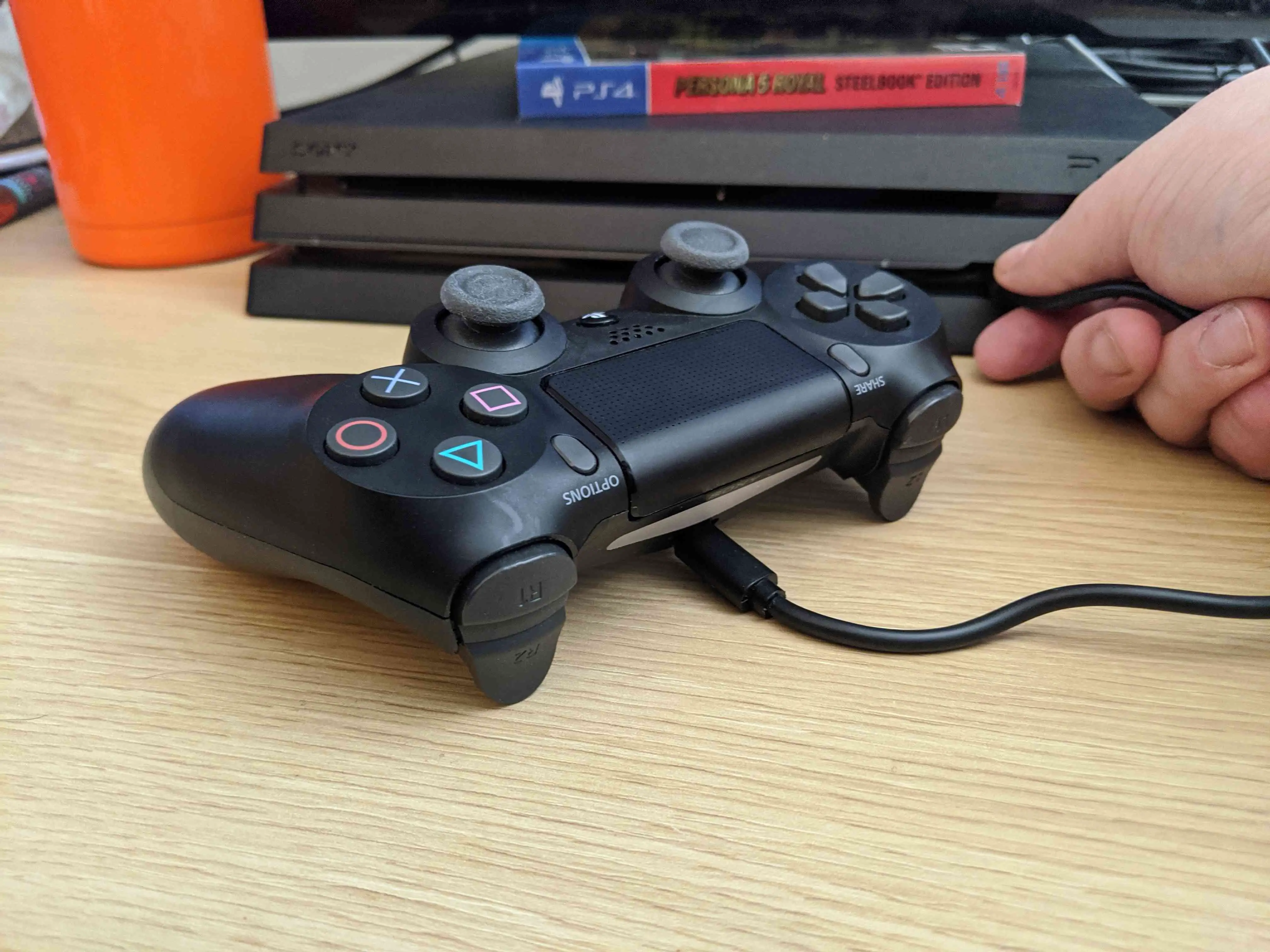 Um controlador PS4 que não carrega na frente de um PS4.