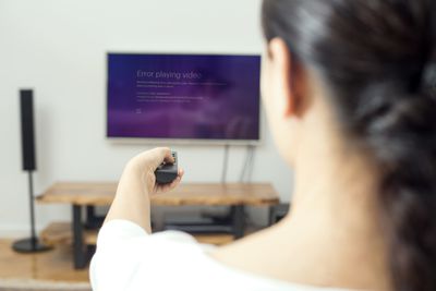 Uma mulher lida com o código de erro RUNK13 do Hulu em sua TV.