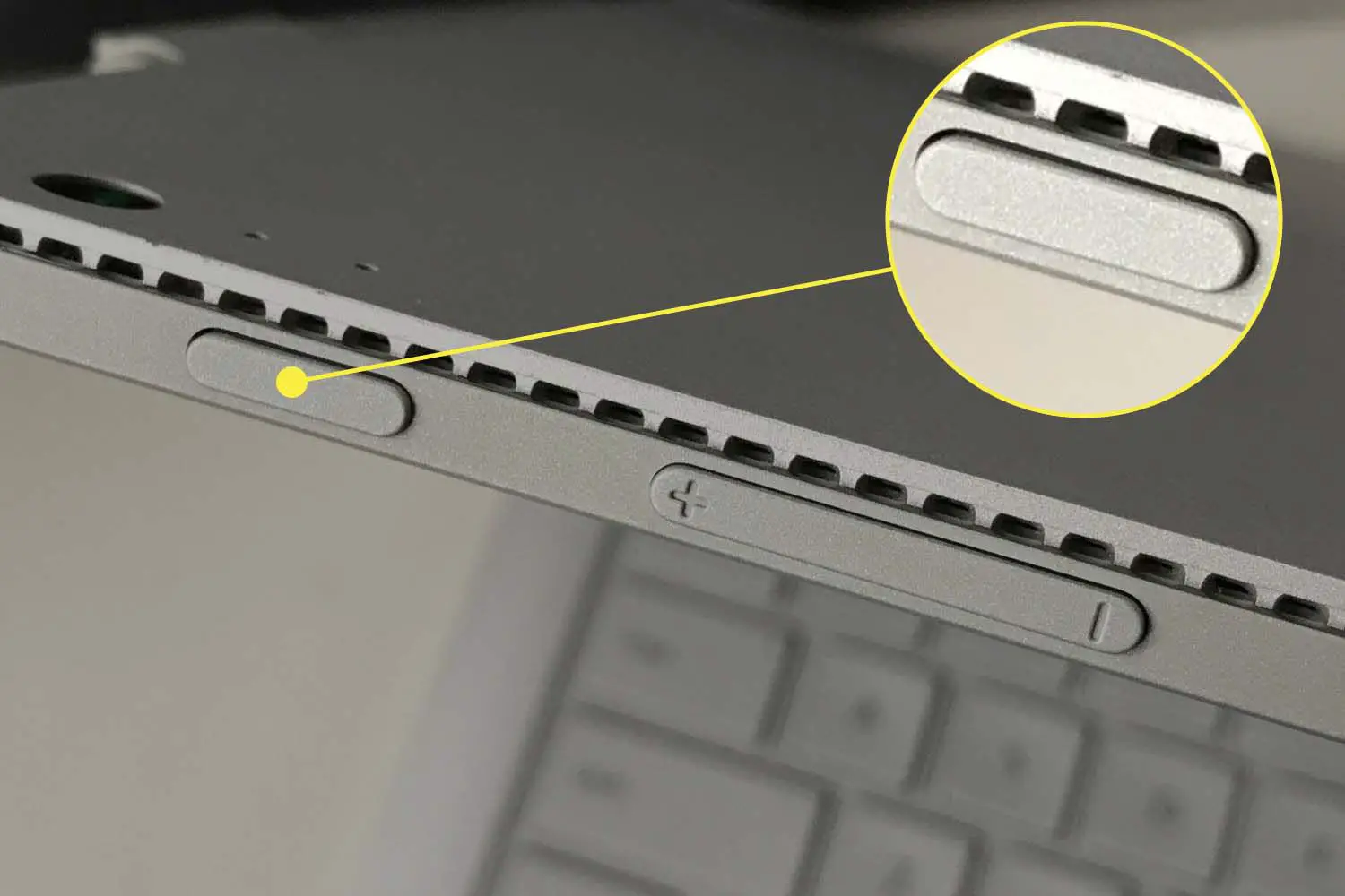 O botão liga / desliga destacado em um dispositivo Microsoft Surface.