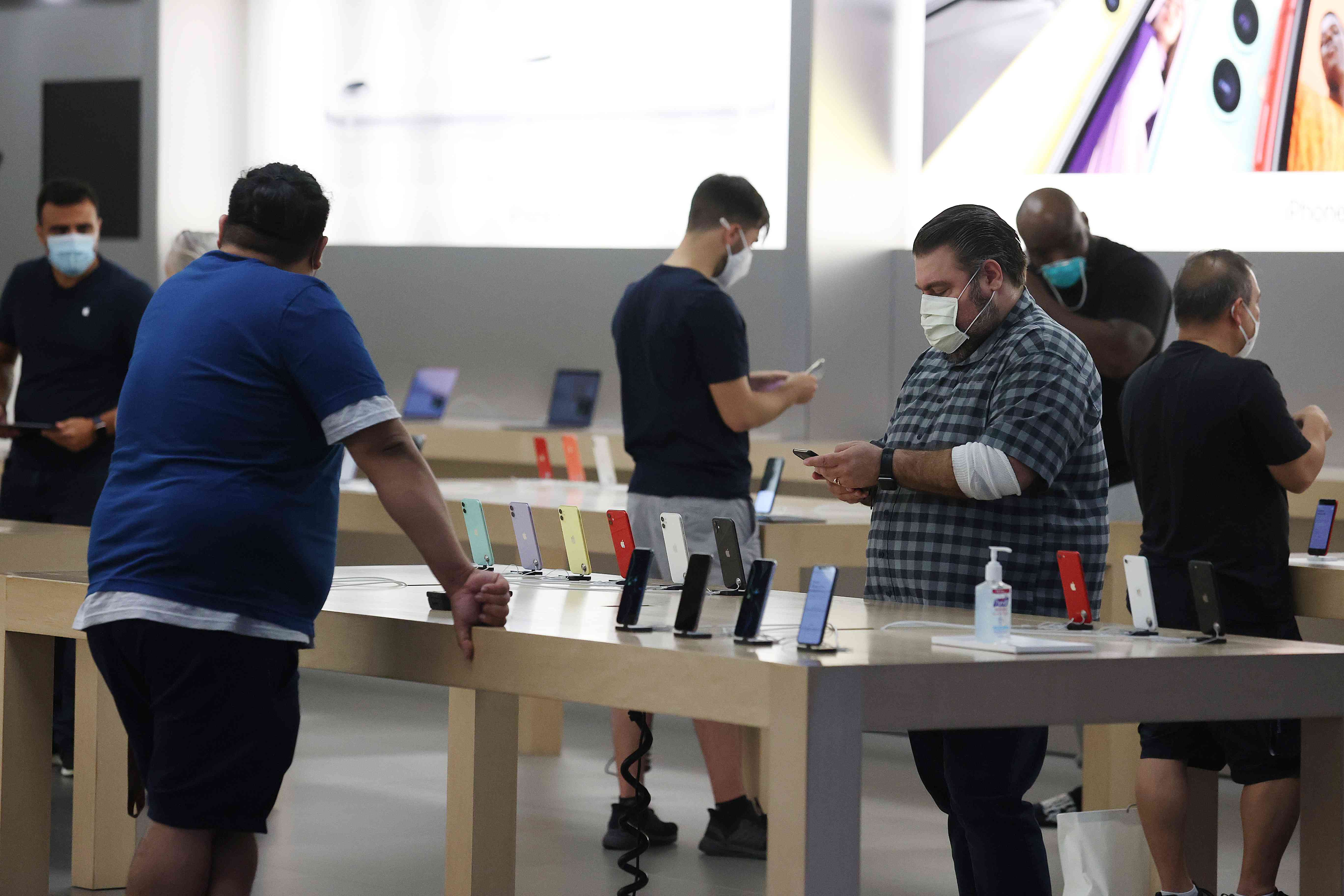 Os clientes fazem compras na loja da Apple em Roosevelt Field Mall em Garden City, Nova York