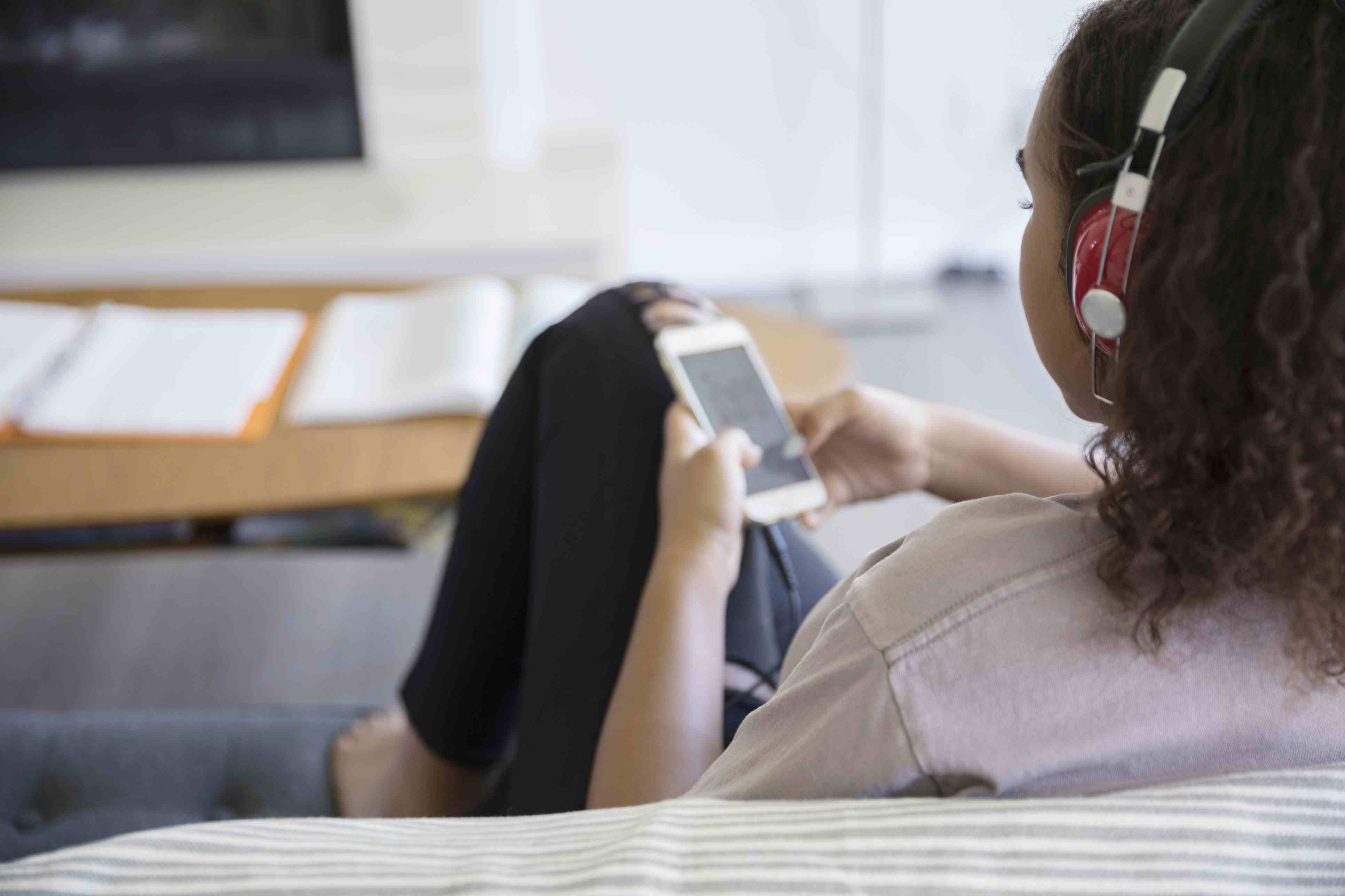 Pessoa ouvindo música com fones de ouvido.