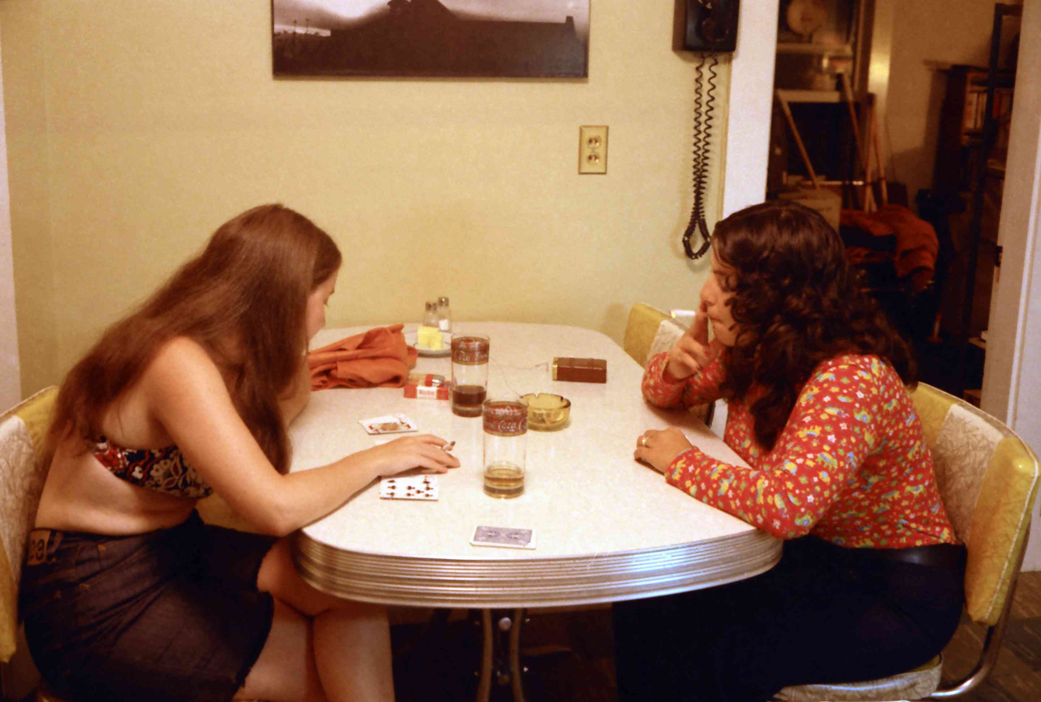 Foto dos anos 1970 de um jogo de cartas na cozinha
