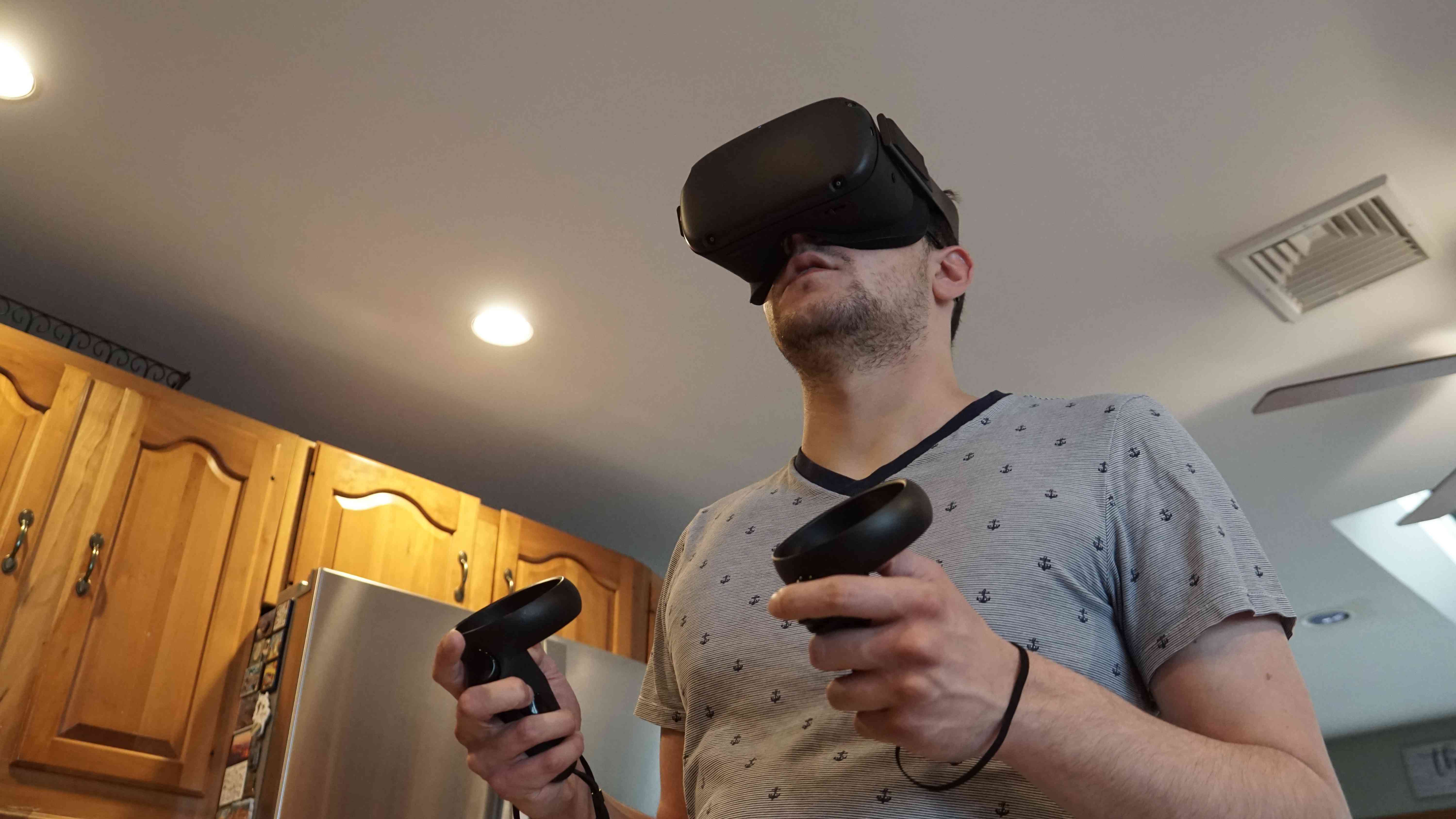 Pessoa usando Oculus Quest na cozinha
