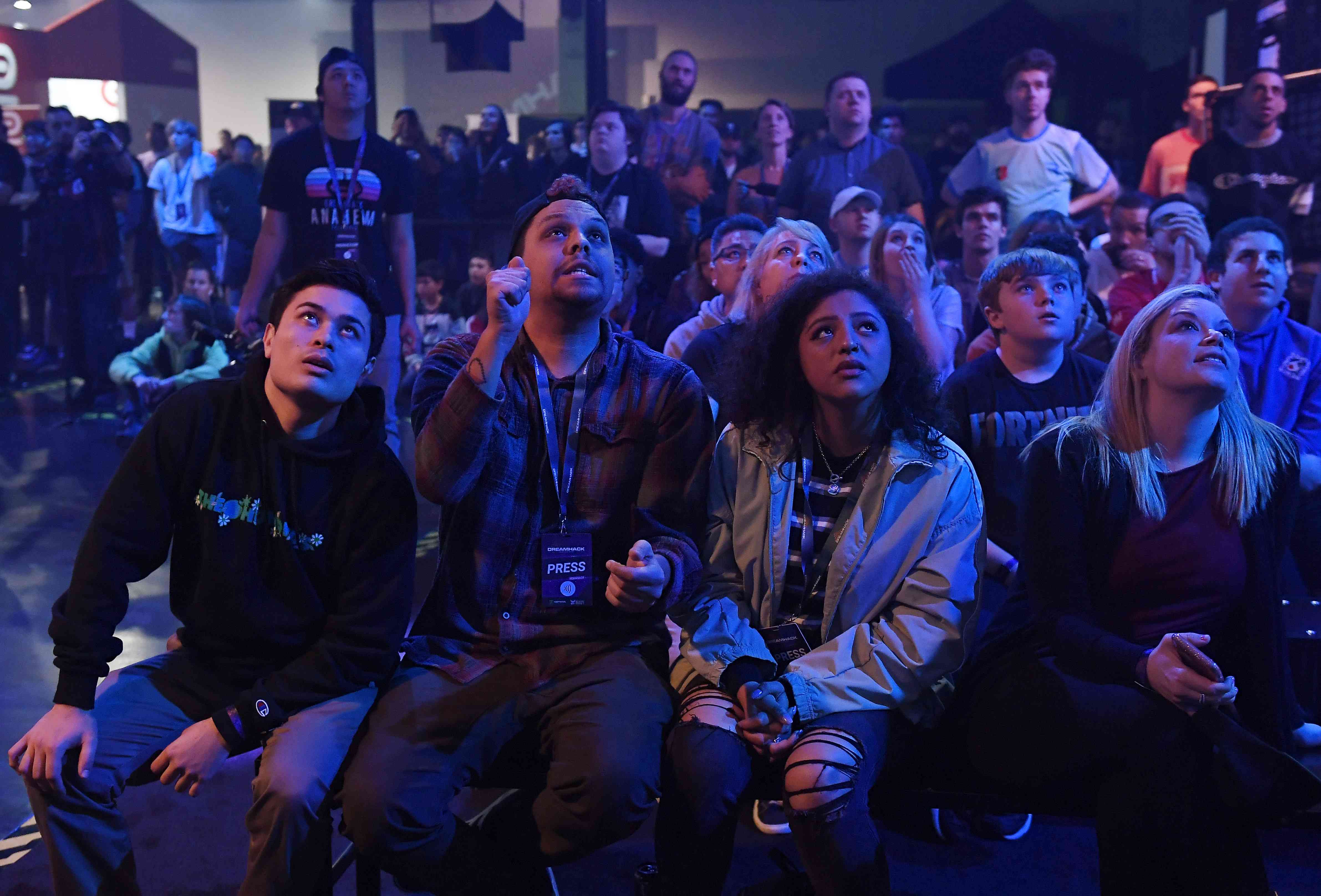 Os fãs acompanham a competição Fortnite durante o DreamHack Anaheim 2020