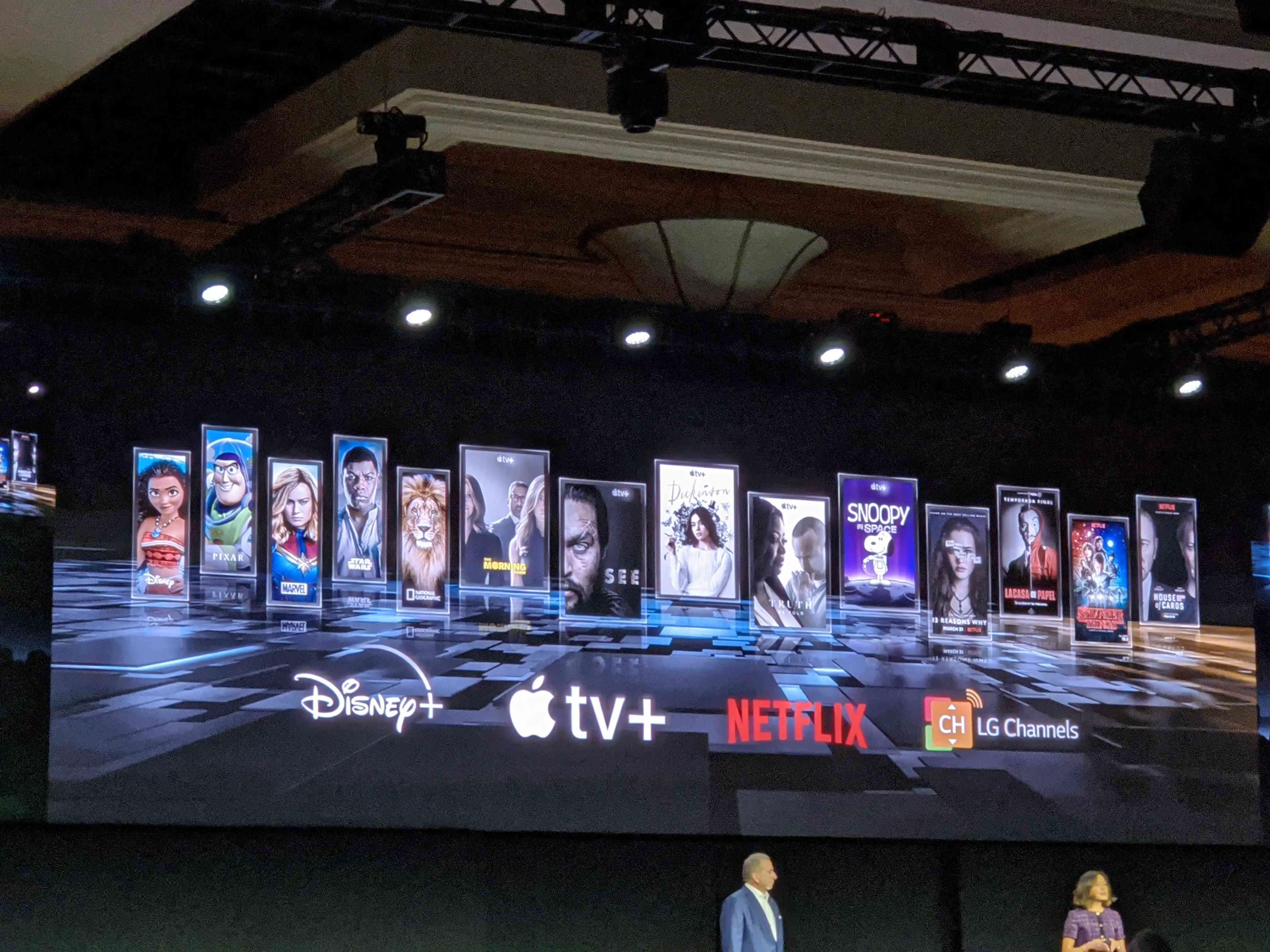 O palco da LG na CES exibindo o novo Apple TV +