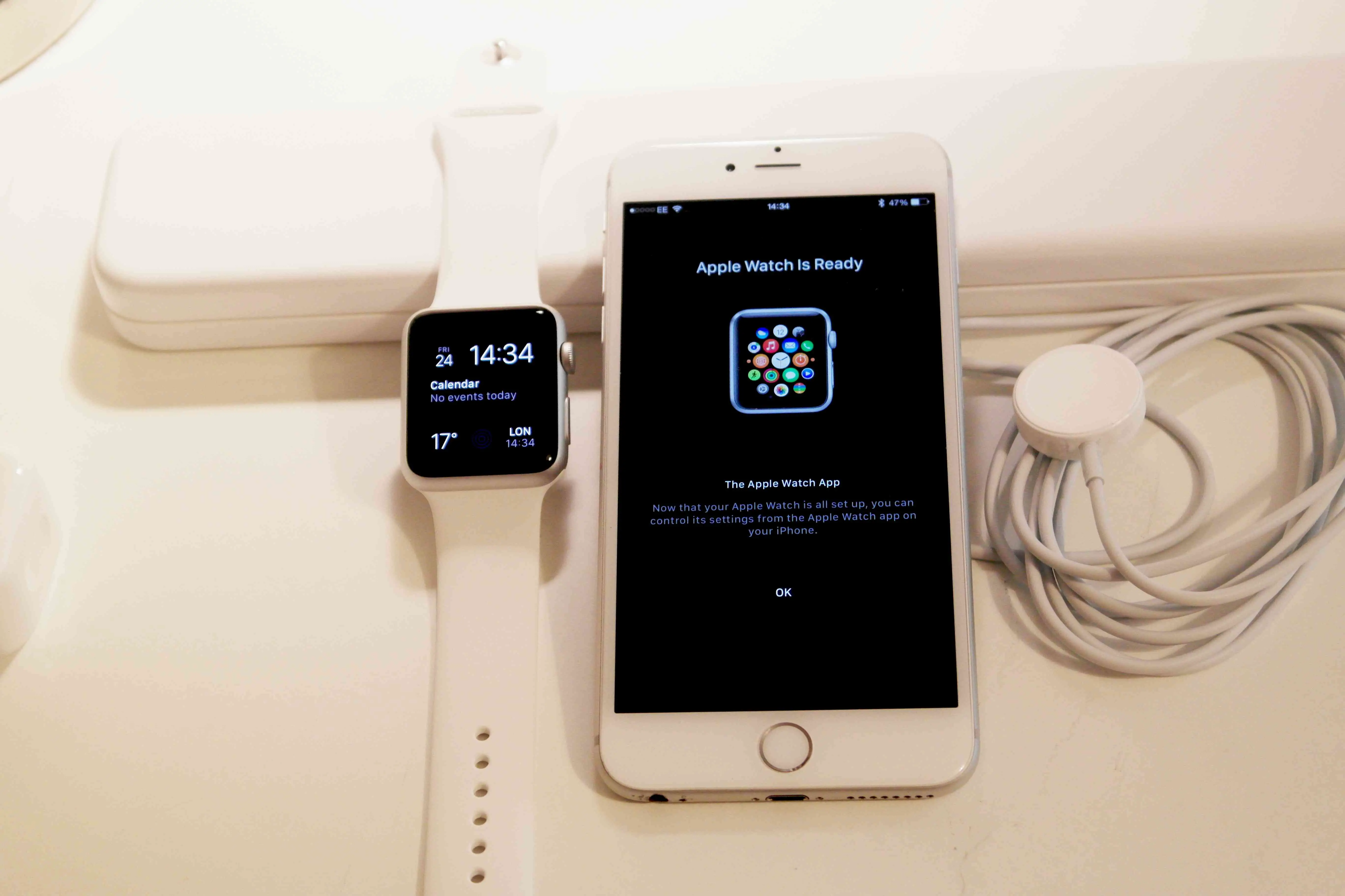 Mensagem do Apple Watch está pronto no iPhone ao lado do Apple Watch