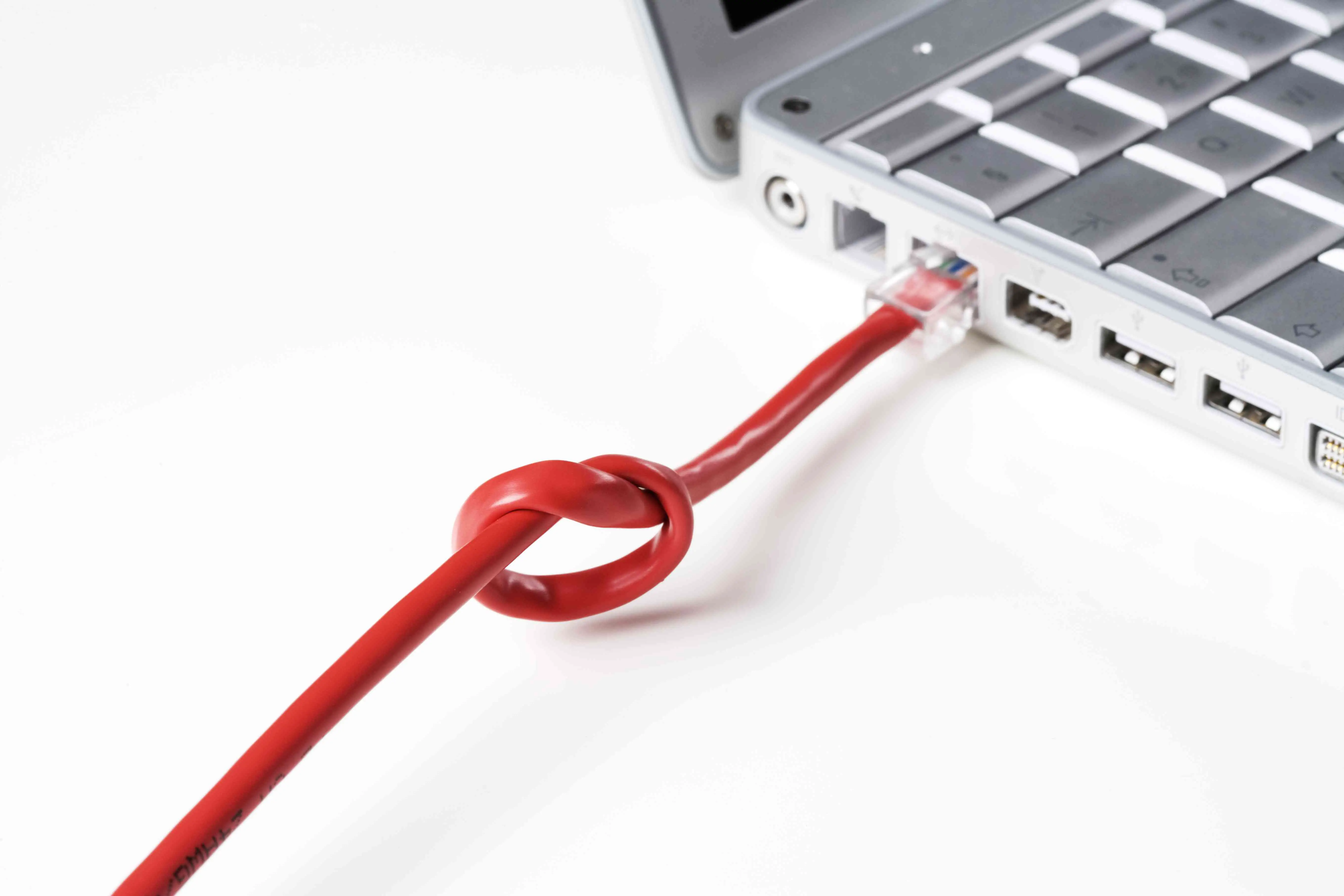 Um nó em um cabo flexível para um close-up de computador portátil.