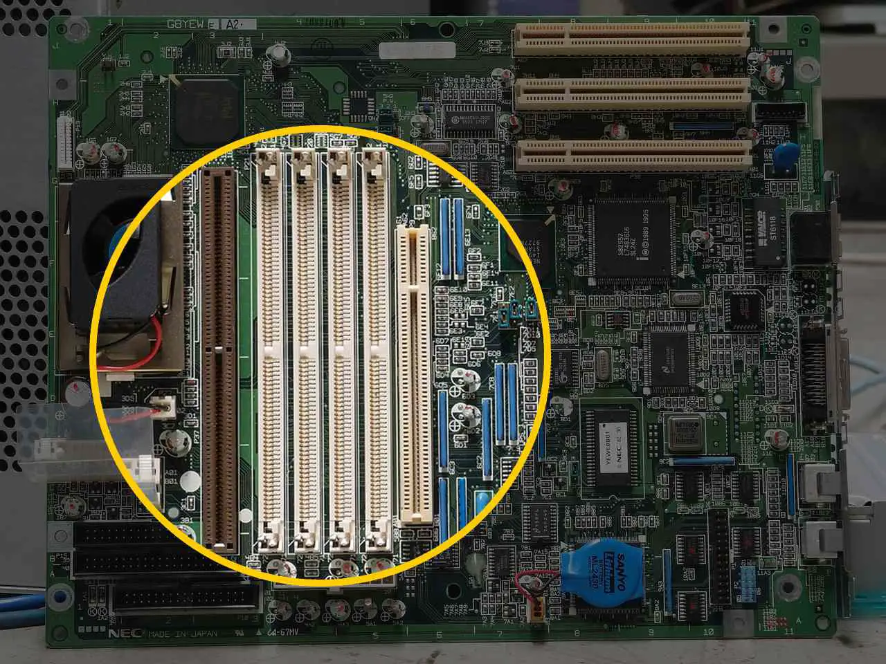 Slots de RAM ampliados em uma placa-mãe