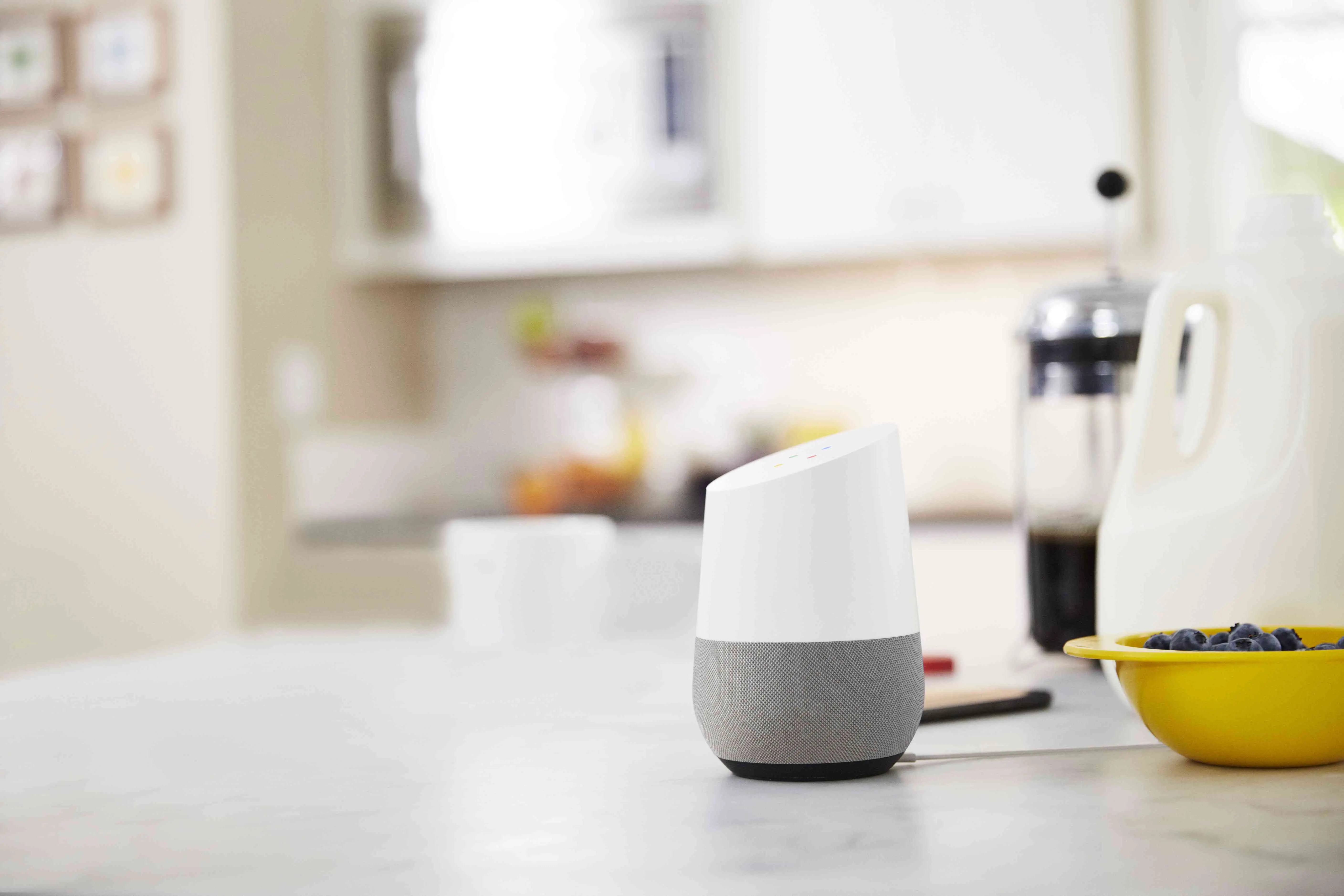Um alto-falante inteligente do Google Home em uma cozinha.