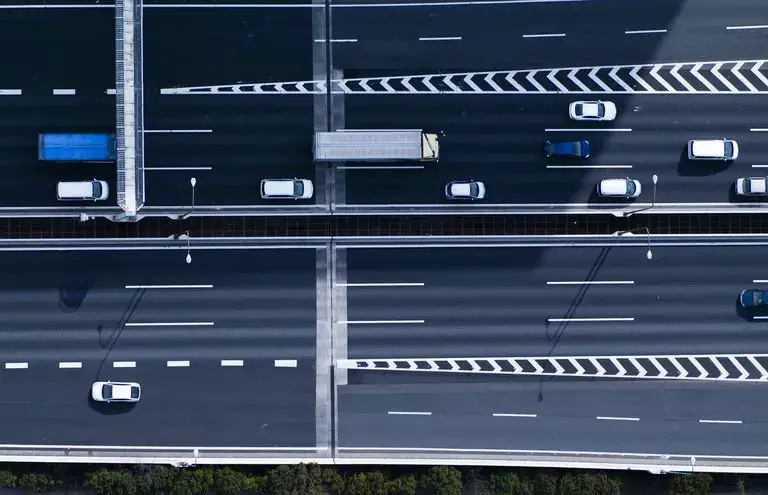 Vista aérea do fluxo de tráfego em uma rodovia interestadual
