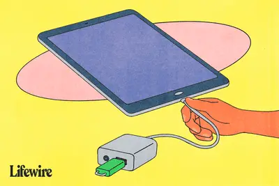 Um iPad conectado a uma unidade USB por meio de um adaptador