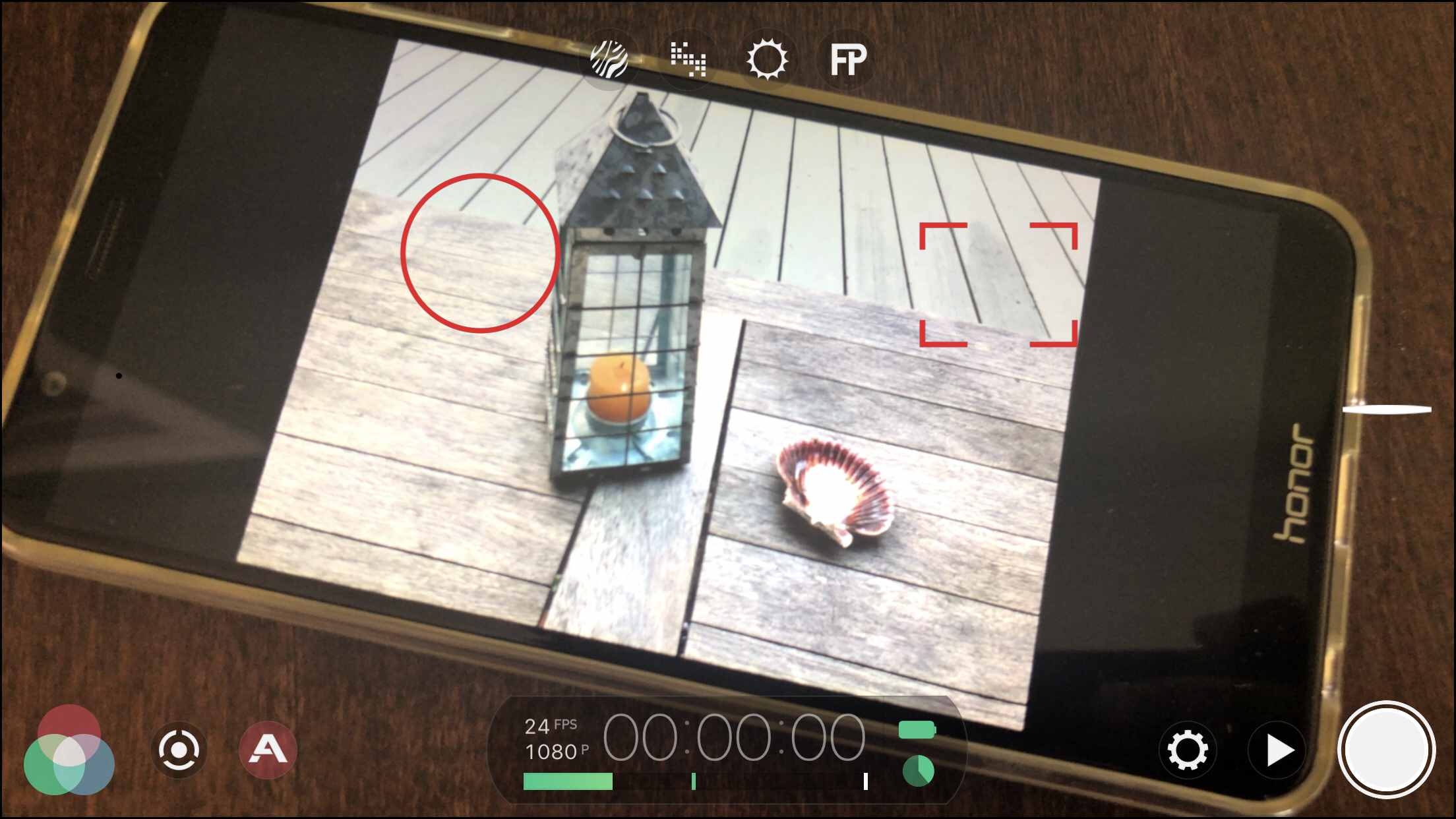 Captura de tela do FiLMiC Pro nos controles do iOS (a imagem da câmera é de um telefone Android)