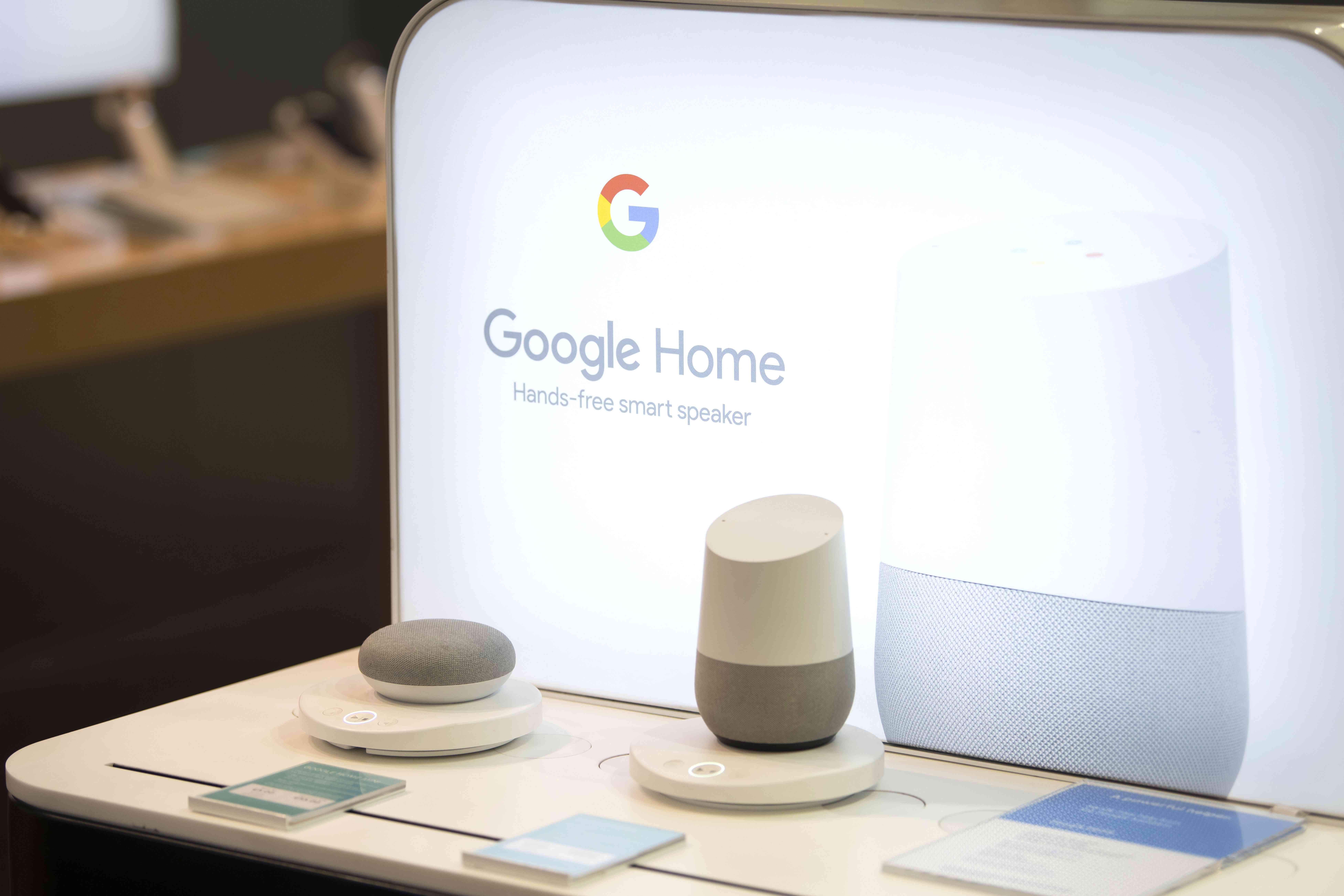 Um Google Home e um Google Home Mini em exibição em uma loja