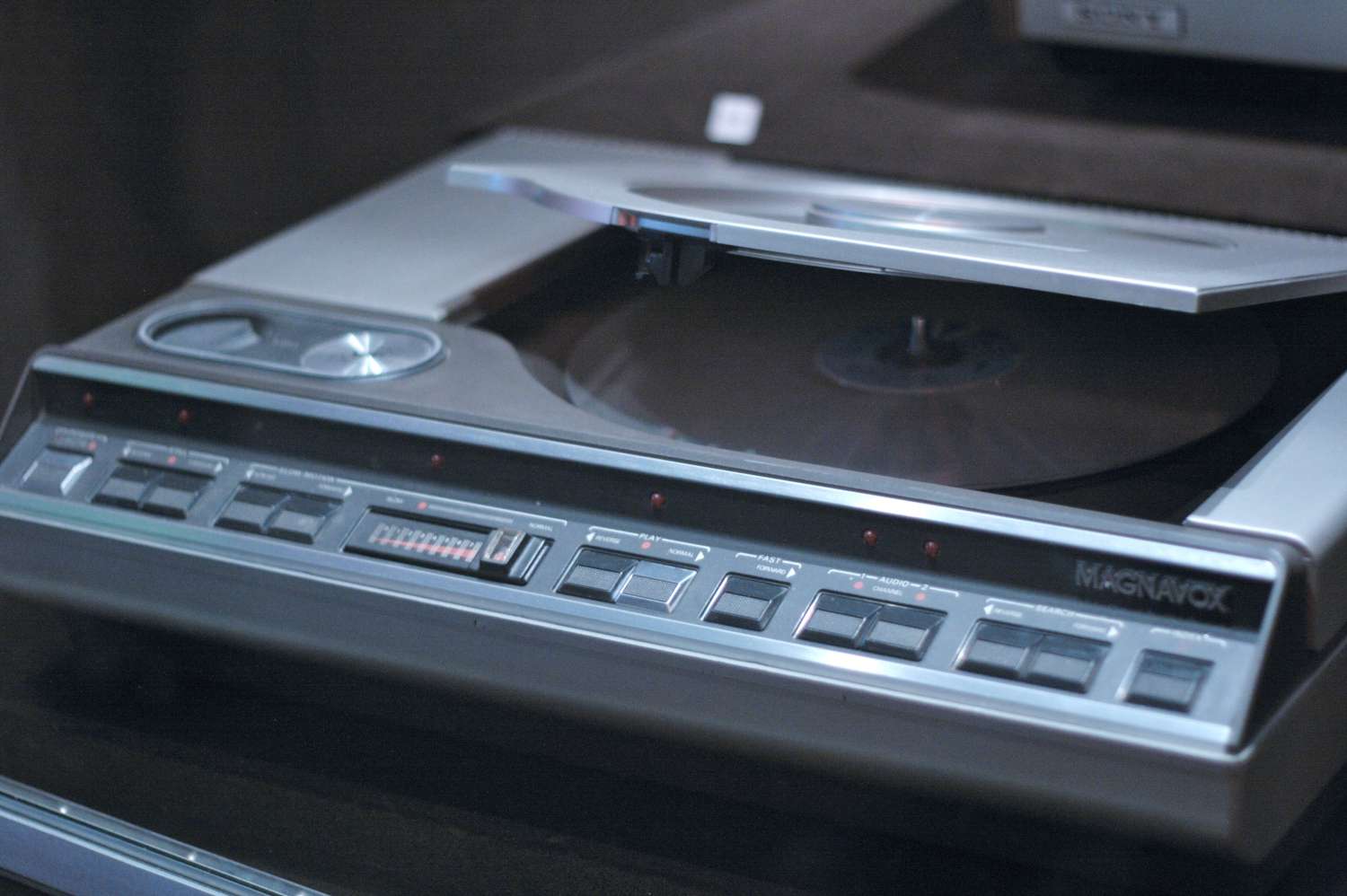Leitor Magnaxbox LaserDisc com slot de disco aberto