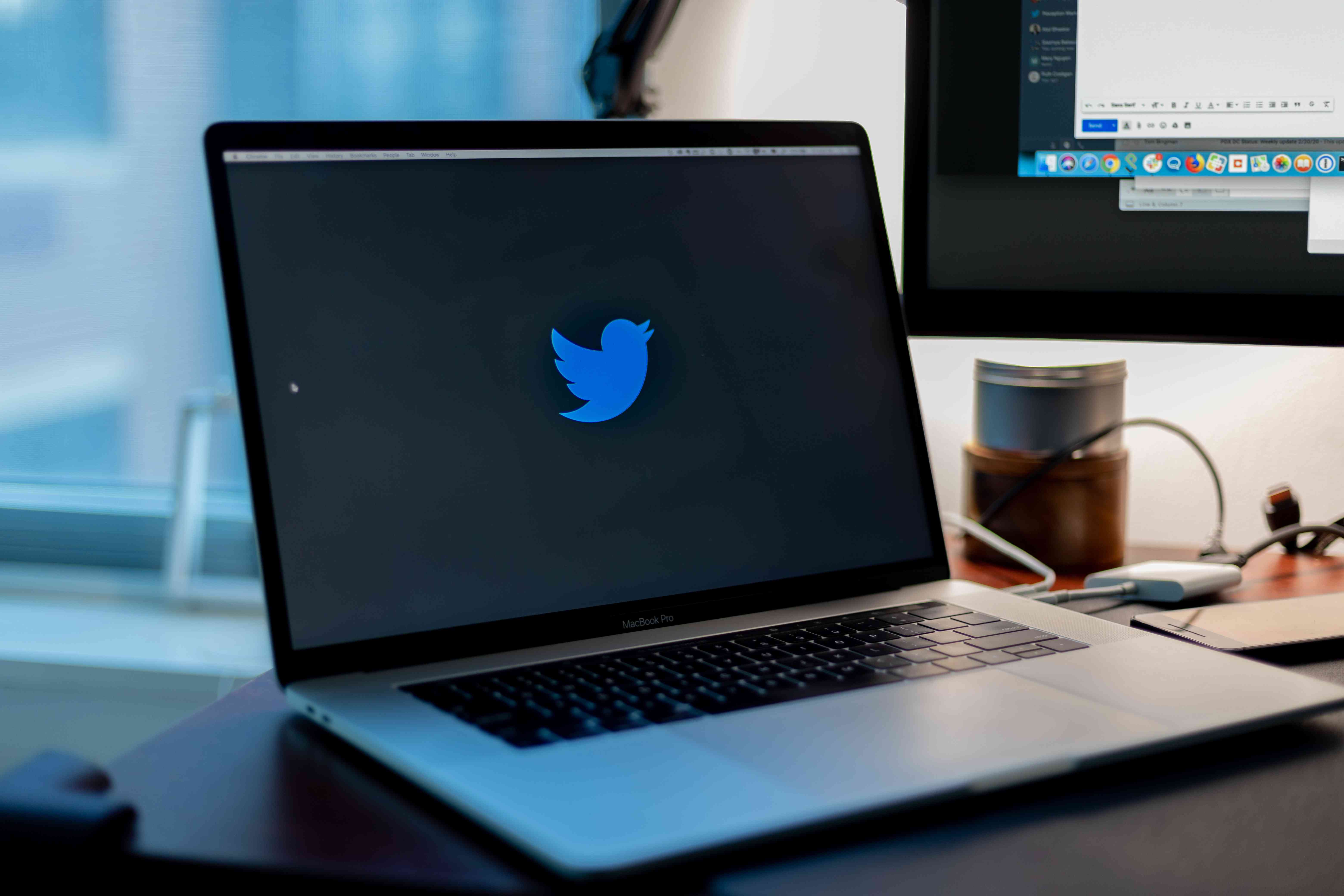Logotipo do Twitter em um laptop