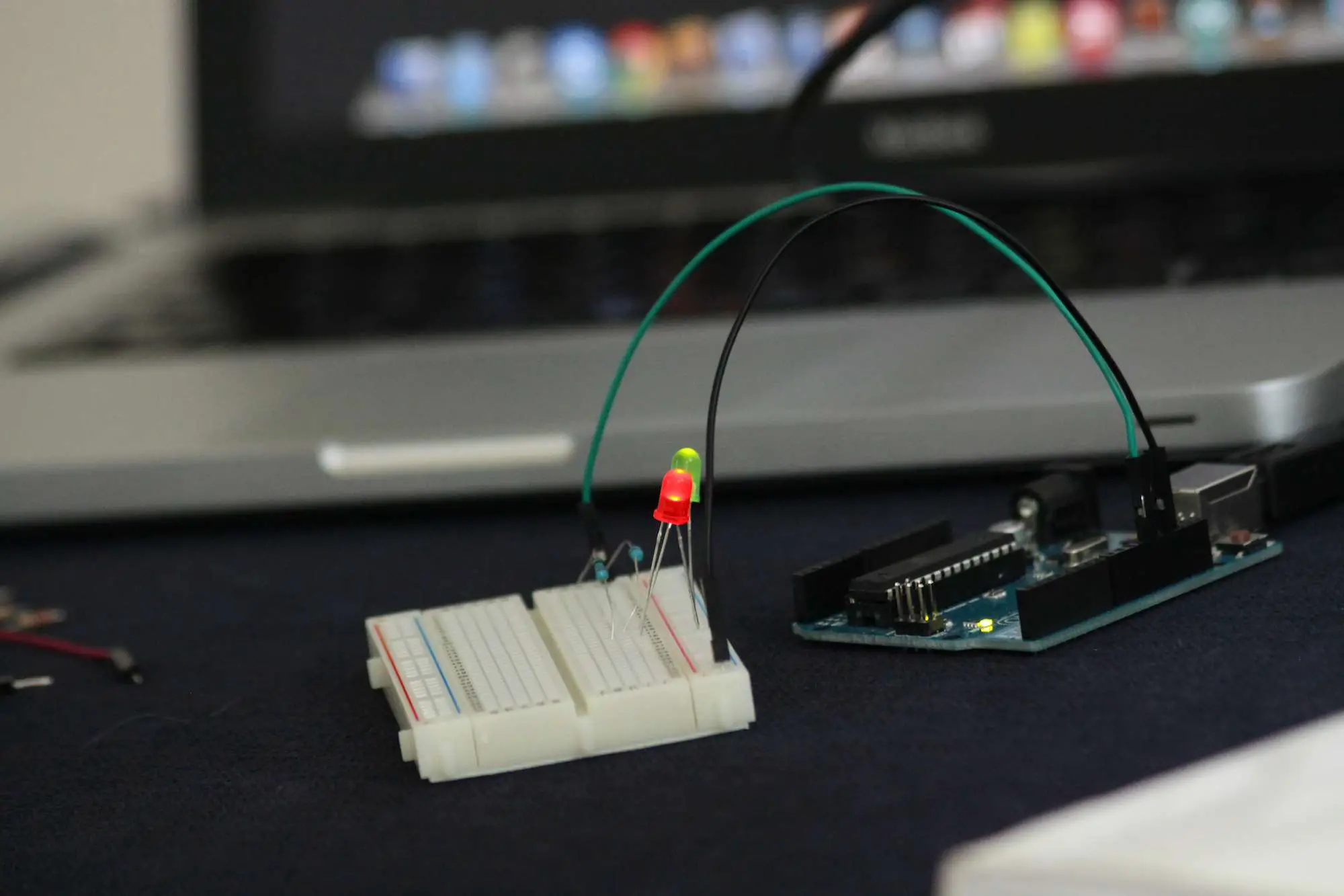 Close-up do Arduino na mesa