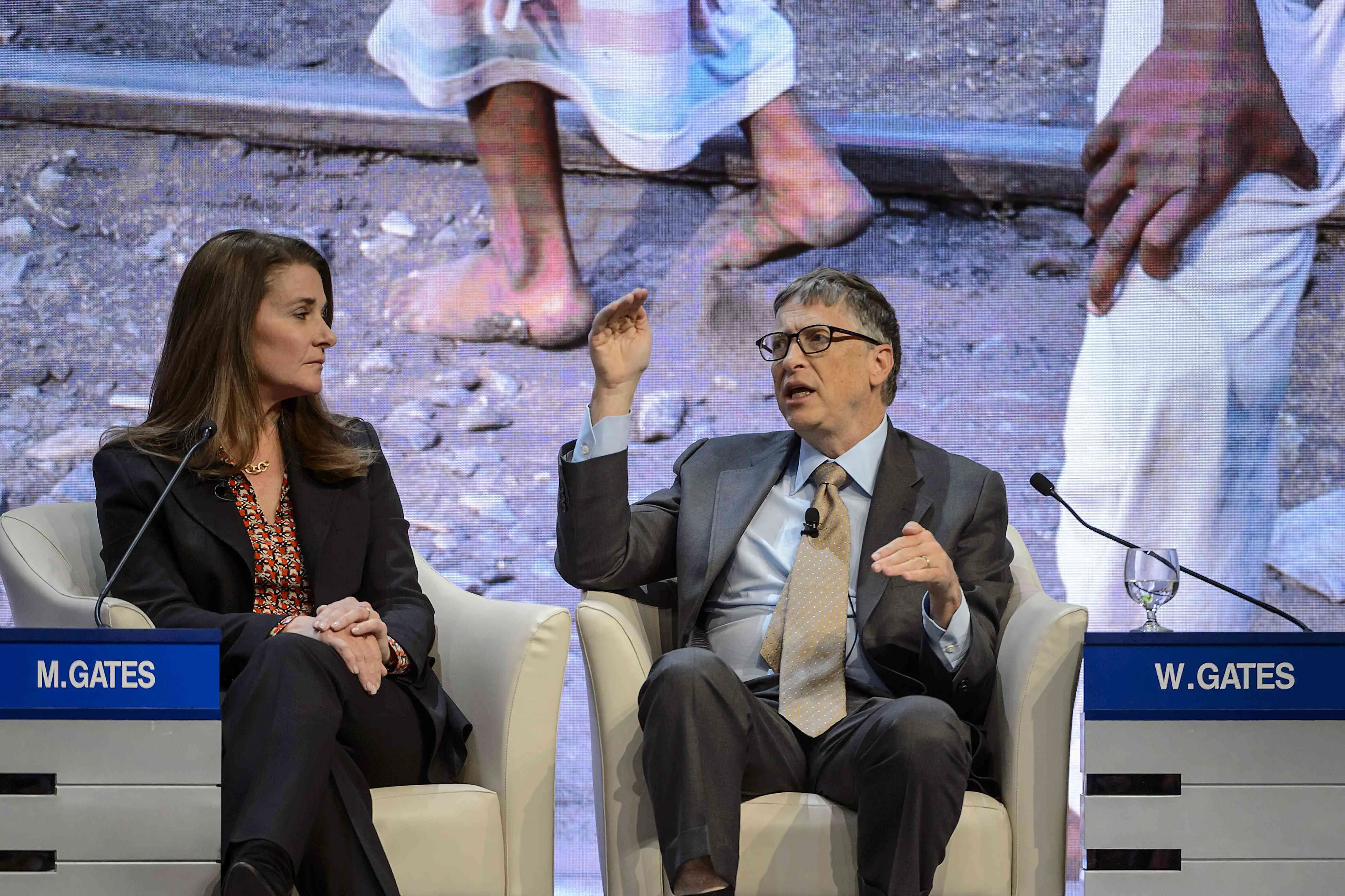 Melinda e Bill Gates participam de uma sessão no Centro de Congressos durante o Fórum Econômico Mundial