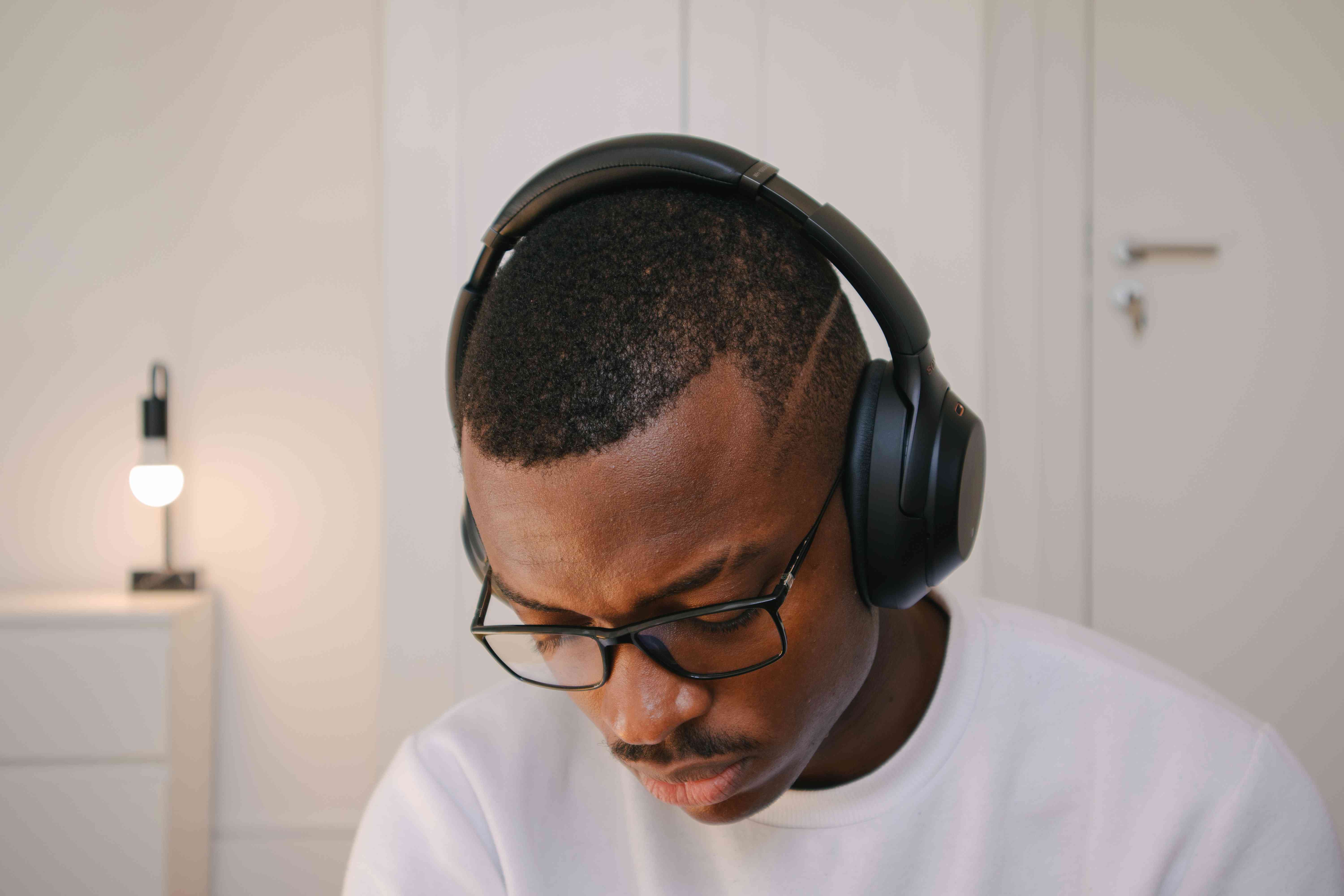 Um homem ouvindo música com fones de ouvido.