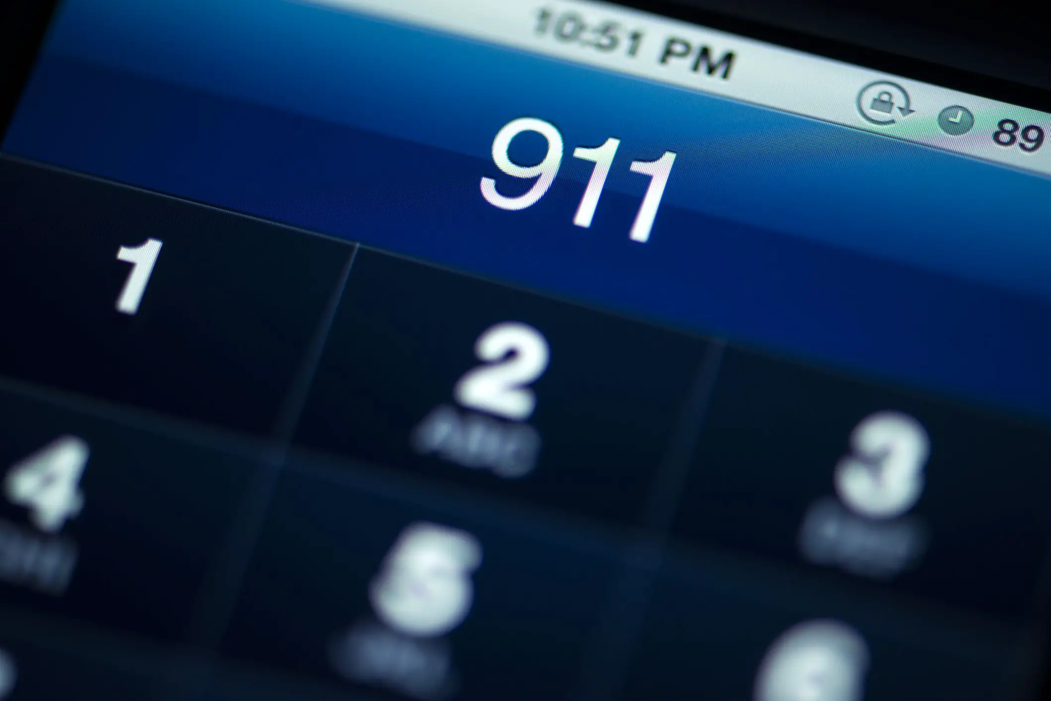 Uma tela de telefone celular exibe 911
