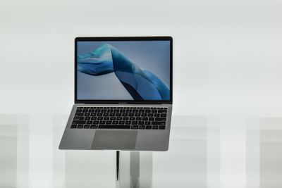 Um MacBook Air em um suporte de exibição