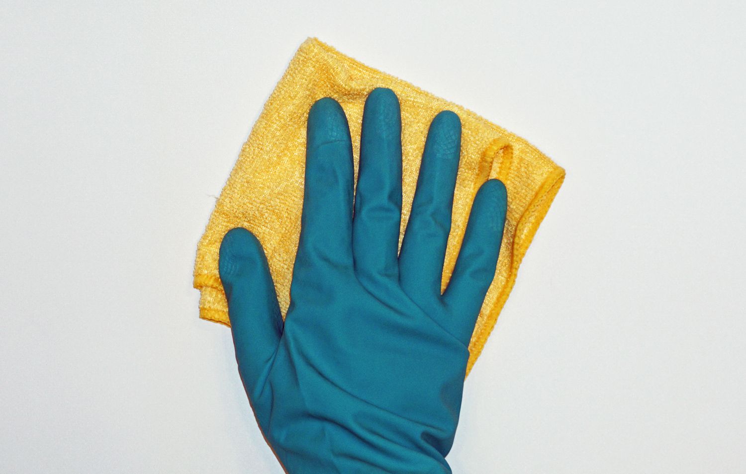 Limpeza da tela de projeção usando um pano de microfibra seco