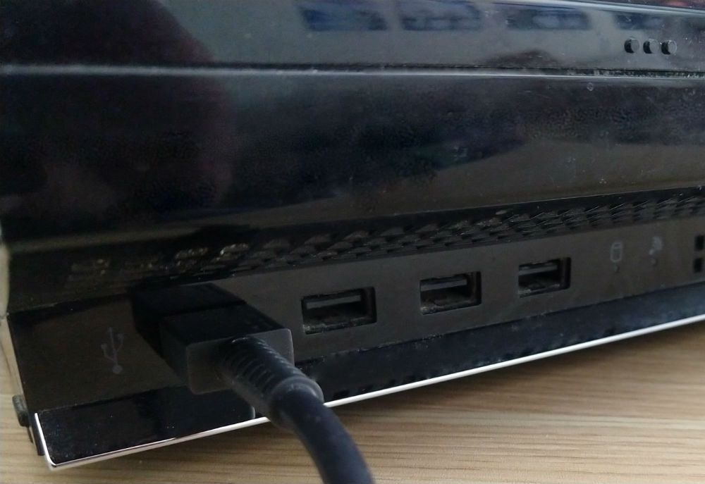 Um cabo USB conectado a um PS3