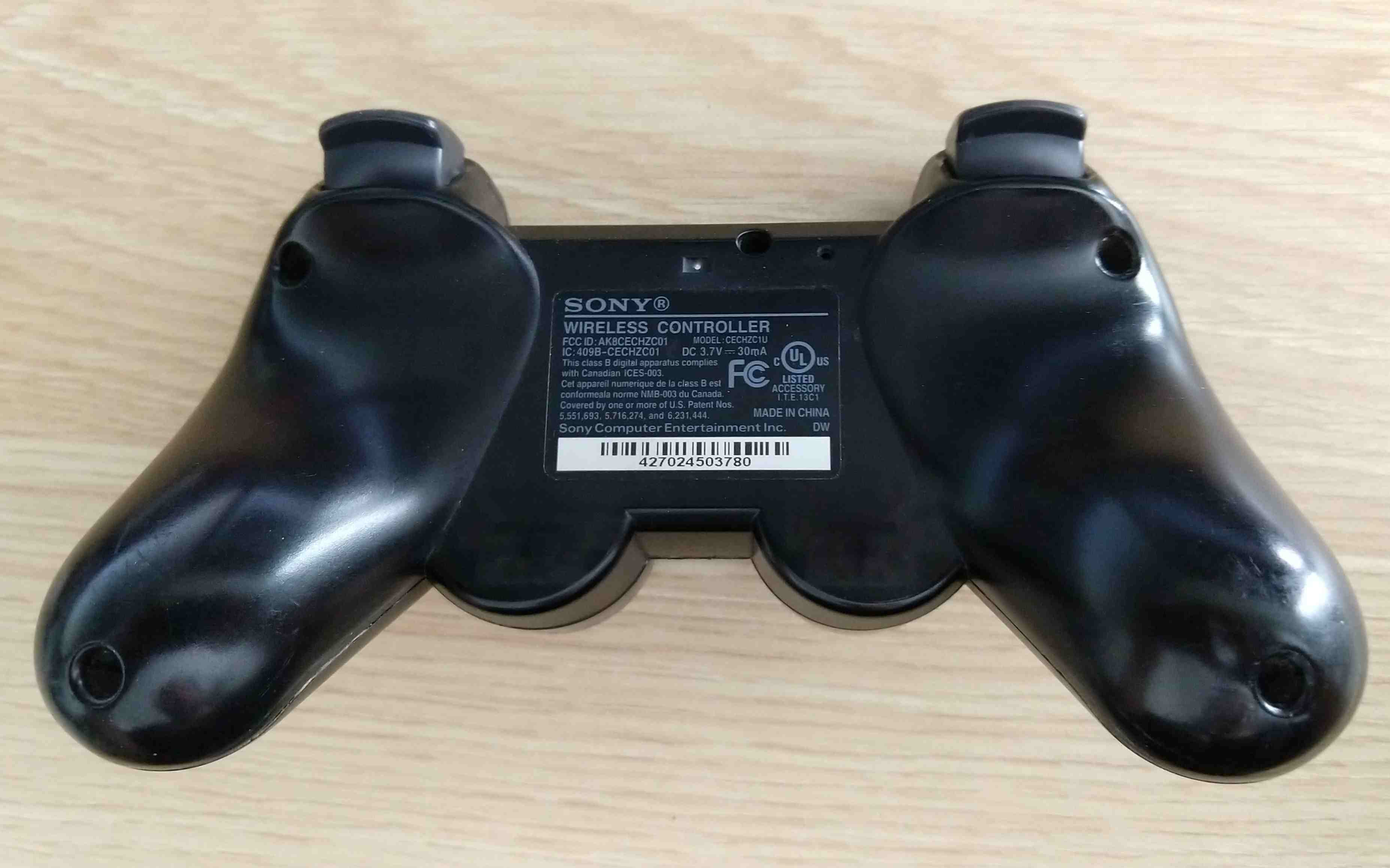 A parte de trás de um controle PS3