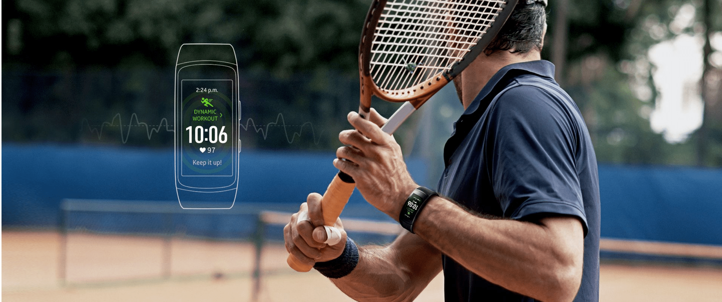 Homem segurando uma raquete de tênis próximo à visualização do Samsung Gear Fit2 Pro Watch