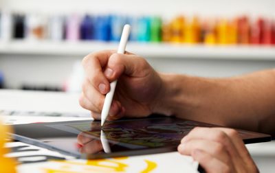 Artista Eric “Efdot” Friedensohn usando o Apple Pencil e um iPad.