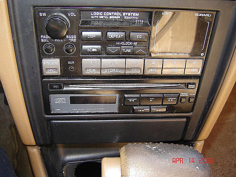 Um CD player OEM no painel inicial.