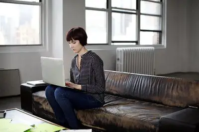 Retrato de uma jovem empresária trabalhando em um laptop