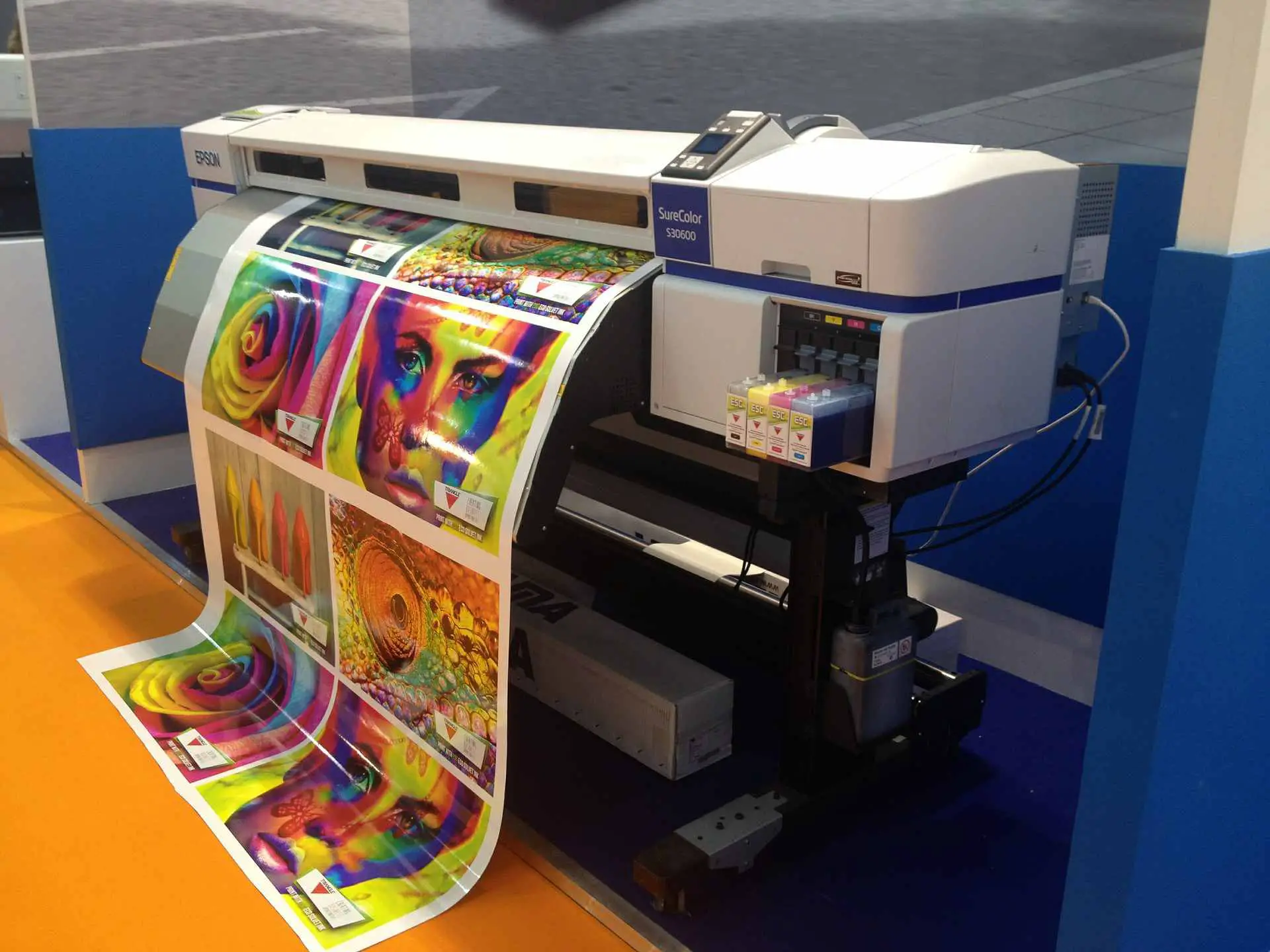Uma grande impressora a jato de tinta comercial imprimindo quadrinhos