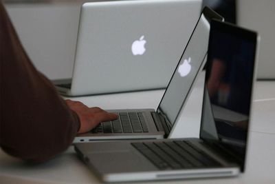 Laptops MacBook Pro são vistos em exibição