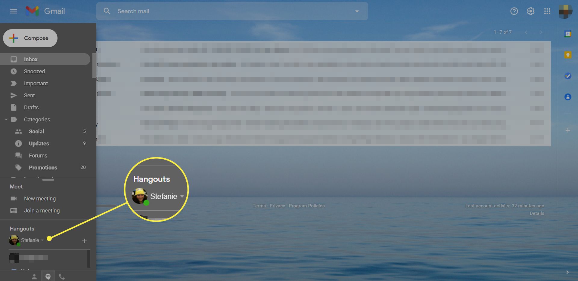 Uma caixa de entrada do Gmail com a opção de menu Hangouts destacada
