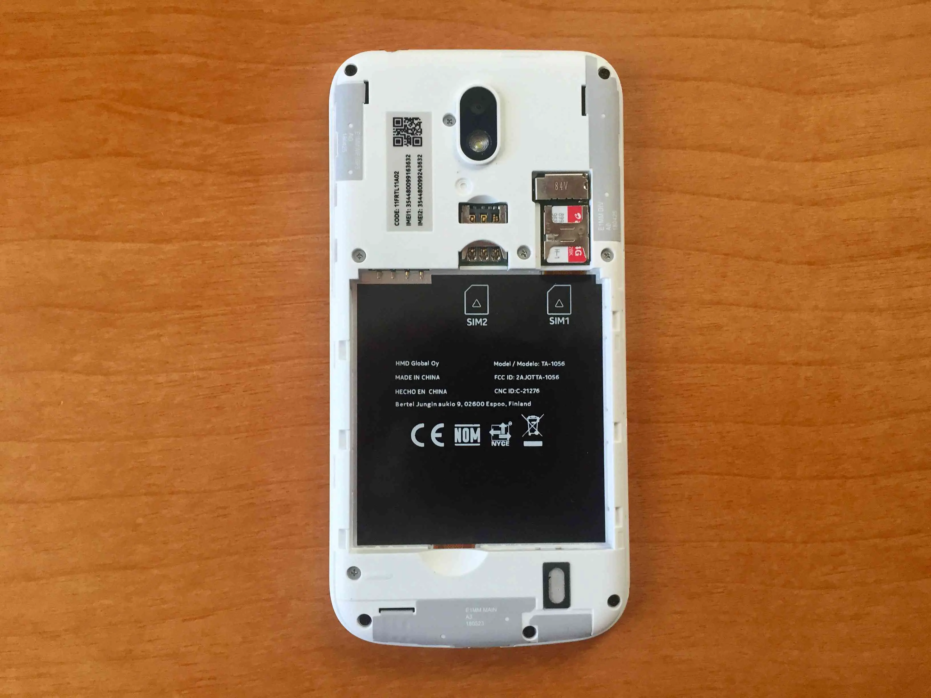 Android com cartão SIM e bateria