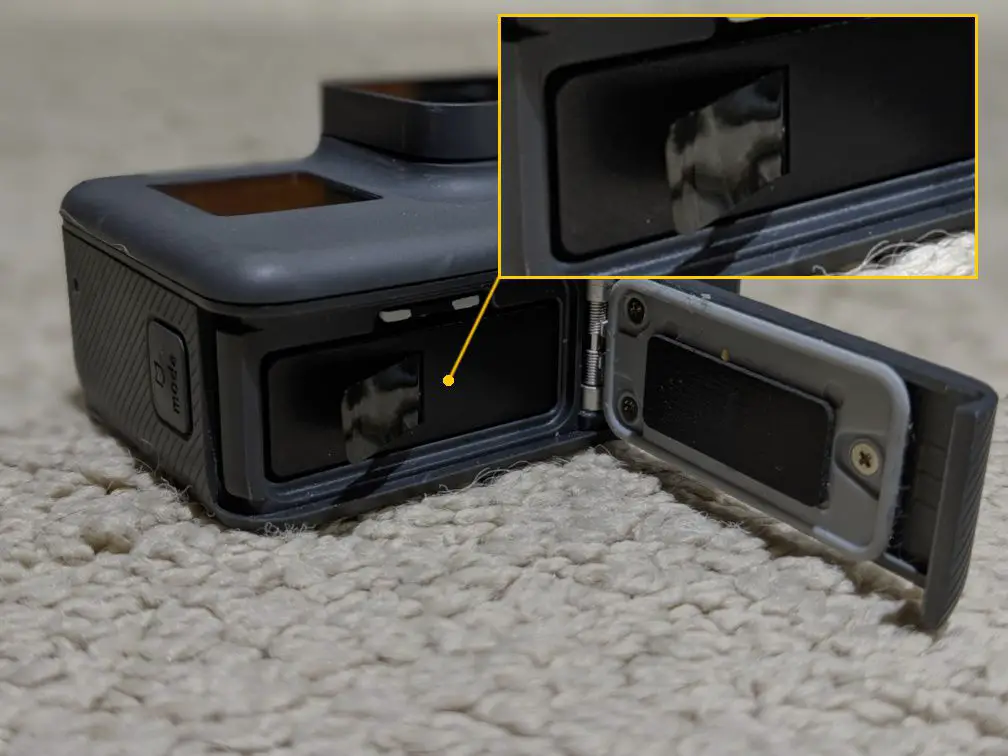 O compartimento de bateria GoPro Hero 5 Black Edition.