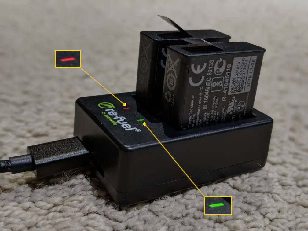 As baterias do GoPro Hero 5 Black Edition sendo carregadas.
