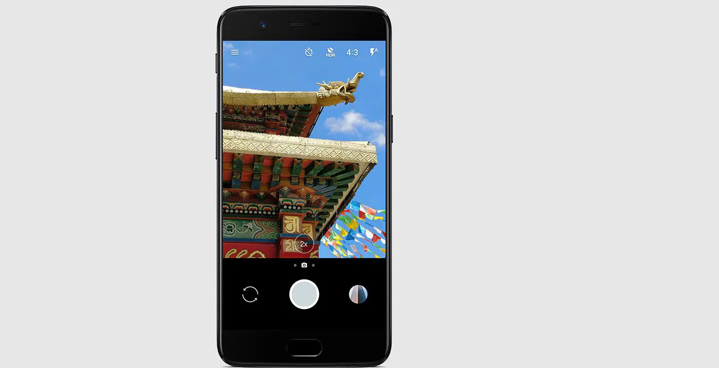 Smartphone OnePlus 5 com imagem colorida na tela