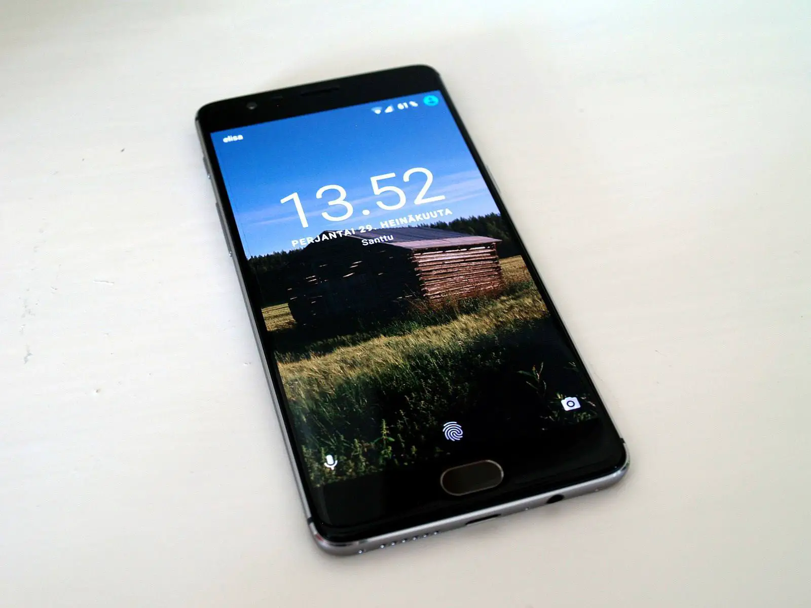 Smartphone OnePlus 3 com fundo branco